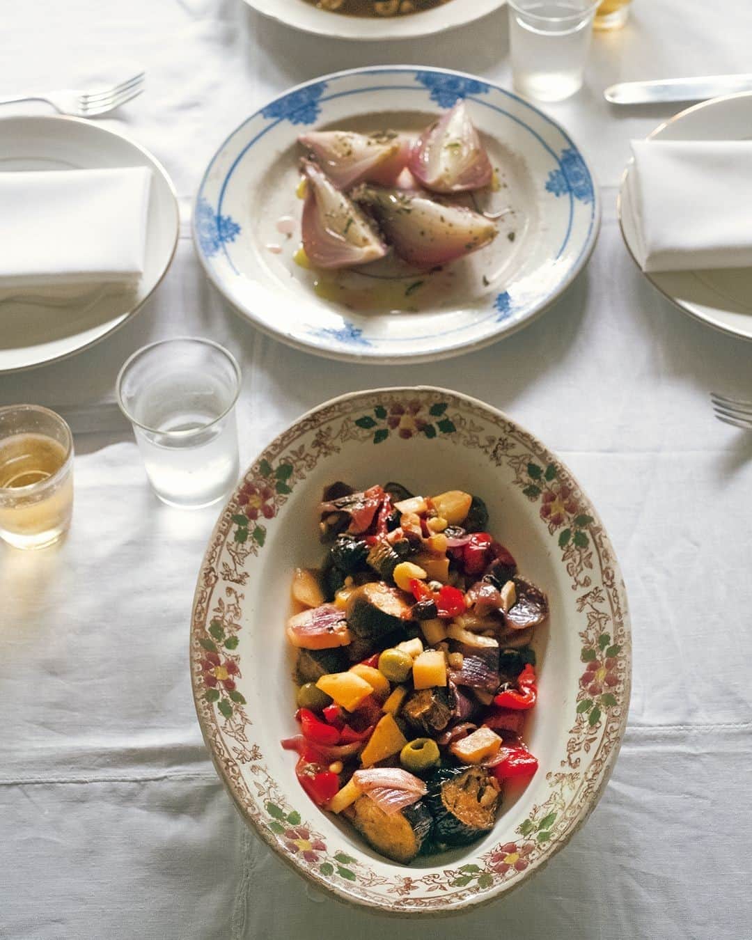 フィガロジャポンさんのインスタグラム写真 - (フィガロジャポンInstagram)「料理家 細川亜衣さんによる連載「旅と料理。」⠀⠀ 第21回は、こんがりと揚げたナスに炒めたセロリ、赤玉ネギ、ケッパー、オリーブ、松の実などを合わせ、甘酸っぱく味付けした料理“カポナータ”をご紹介。「シチリアでしばらく居候をさせてもらったザッマターロ家で、初めてカポナータを食べた時の興奮はいまでも忘れない。」と語る細川さんの思い出を、レシピとともに。⠀ photo : @yoyomarch⠀⠀ réalisation : AKEMI USHIJIMA⠀⠀ #figarojapon #フィガロ11月号 #ニッポンの小さな旅へ。 #旅  #細川亜衣 #レシピ #旅と料理 #イタリア #カポナータ」10月8日 12時00分 - madamefigarojapon