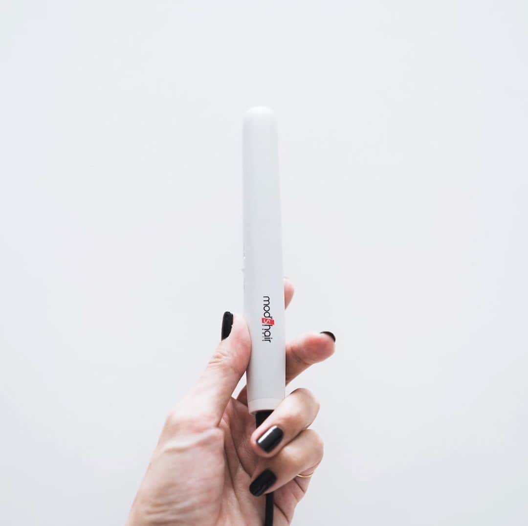 市川渚のインスタグラム：「Finally I found it!🤍 #modshair mobile hair iron will be the essential item for everyone who loves short bangs! It can also charge from a mobile battery.﻿ ﻿ ﻿ これが欲しかったよー！的な製品を発見。モッズヘアのモバイルヘアアイロン！前髪は結構生え癖があるので、いつもスタイリングの仕上げ（たいしたことしてないけど）にミニアイロンで仕上げをしてまして、わたしの日常になによりも欠かせないアイテムなのです。﻿ ﻿ 片手にちょこんと乗るくらいのサイズは、ショートバングにぴったり。ちゃんと190度まで温度上がります。そして給電がUSBなので、なんとモバイルバッテリでも使えちゃうという。キャップは熱いまま閉めてしまっても問題ないとかで、これは最強感…… 雨の日や帽子を被って脱いだあとも怖くないぜ……。﻿ ﻿ 難点を一つ出すとすれば本体側の端子がmicro USBだということと、ロゴがなかなか目立つ位置に入っているということかな😂ロゴはミニルーターとコンパウンド買って消すつもり。 ﻿ Amazonだと見つからないのでyodobashiで購入しました。﻿黒とピンクもあったよ。  https://www.yodobashi.com/product/100000001005805233/」