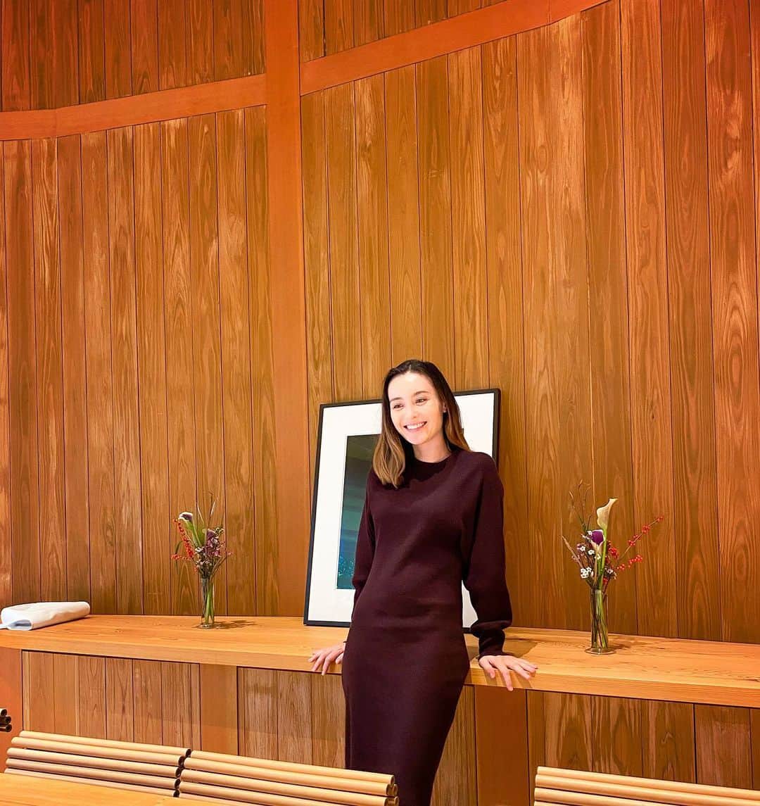 エミ・マイヤーのインスタグラム：「Checked out #ShigeruBan’s new place. Grateful to @aimeesong for giving me pointers on what to wear - this piece wears beautifully from pregnancy to post on your changing body! 🤎 #karuizawa #軽井沢　の　#shishiiwahouse をチェックしました！ドレスは　#songofstyle 🙏 のオススメ」