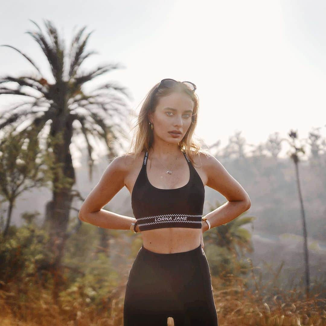 SONYA ESMANのインスタグラム：「✨ put your favorite workout clothes on. leave the house. walk down a path you’ve never taken. get lost. soak in inspiration. ✨ @lornajaneactive @ljclarkson @modelistemagazine @fspuntamita #lornajane #modearoundtheglobe #fspuntamita code: SONYA20」
