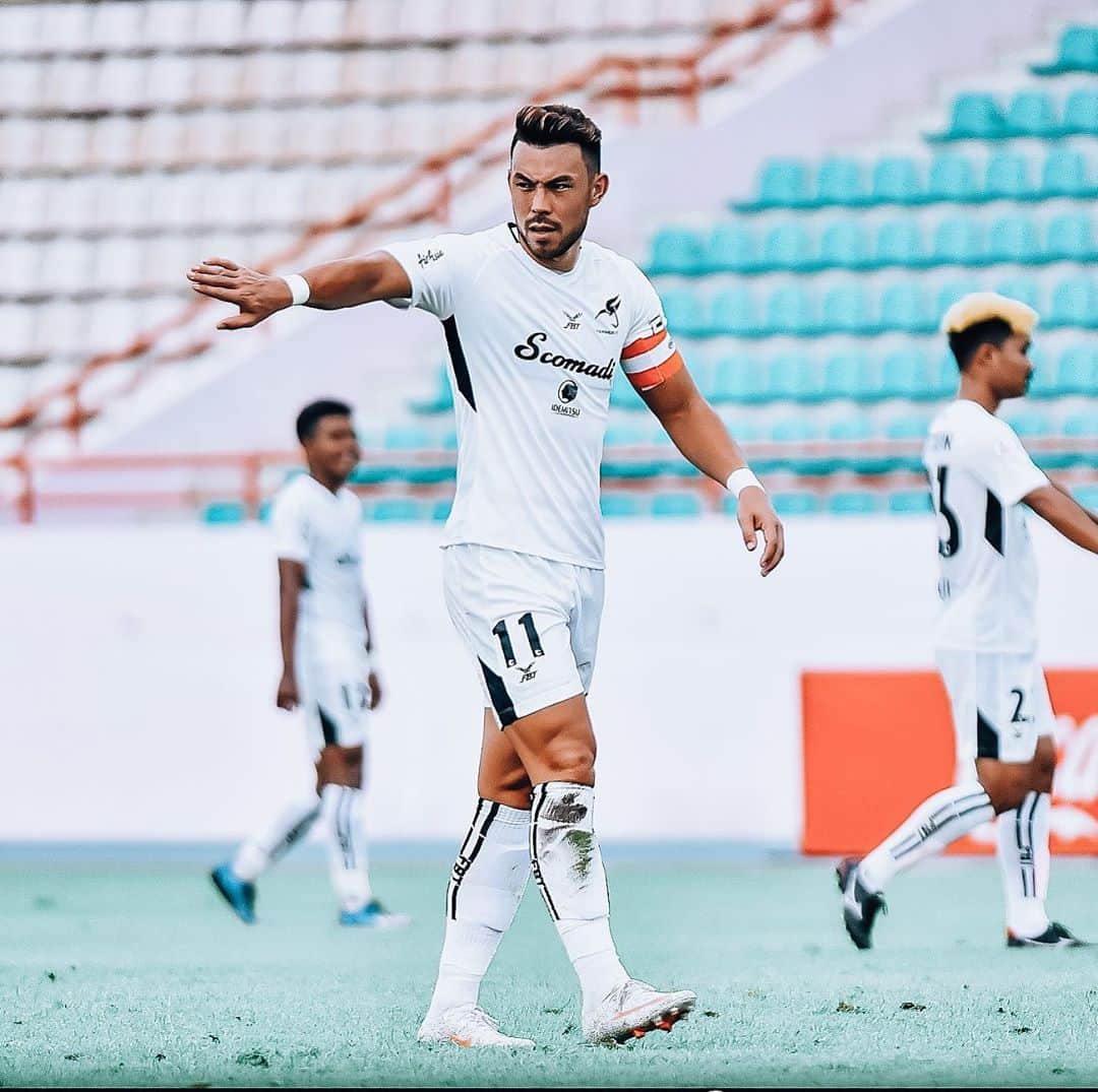 ヴィンセント・ケインのインスタグラム：「Good start, stay focused, keep working and bring on the next game. 💪🔥🐂 #bangkokfc #firebulls #3points #gogetit #kv11」