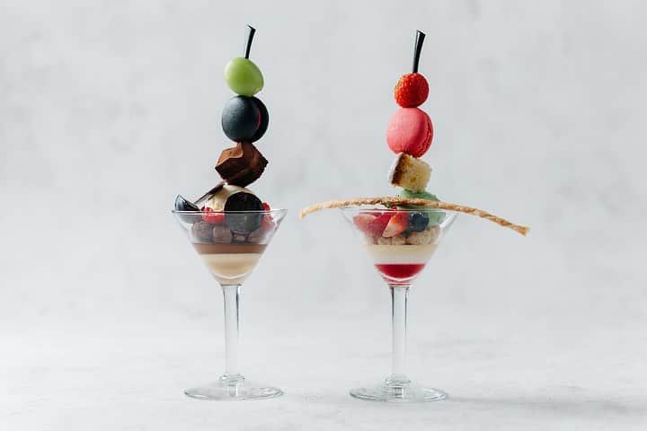 新横浜プリンスホテルのインスタグラム：「「トップ オブ ヨコハマ 鉄板焼＆ダイニング」の『2ポンドステーキ＆プティパフェコース』はデザートのパフェが食べ放題！ボリューム満点2ポンド(約900g)のステーキを堪能したあとは、見た目も可愛らしいパフェをお楽しみください☺︎ ⁣ ⁣ #新横浜プリンスホテル#プリンスホテル#新横浜#横浜 #ホテルレストラン #ホテル #ホテルディナー #記念日ディナー #新横浜駅 #横浜グルメ #神奈川グルメ #食べ放題#夜景#眺め #みなとみらい #横浜デート #2ポンド #肉 #ご褒美ディナー #ステーキ #パフェ #shinyokohamaprincehotel#princehotel#shinyokohama#yokohama#hotel #restaurant #myyokohama #steak #parfait」