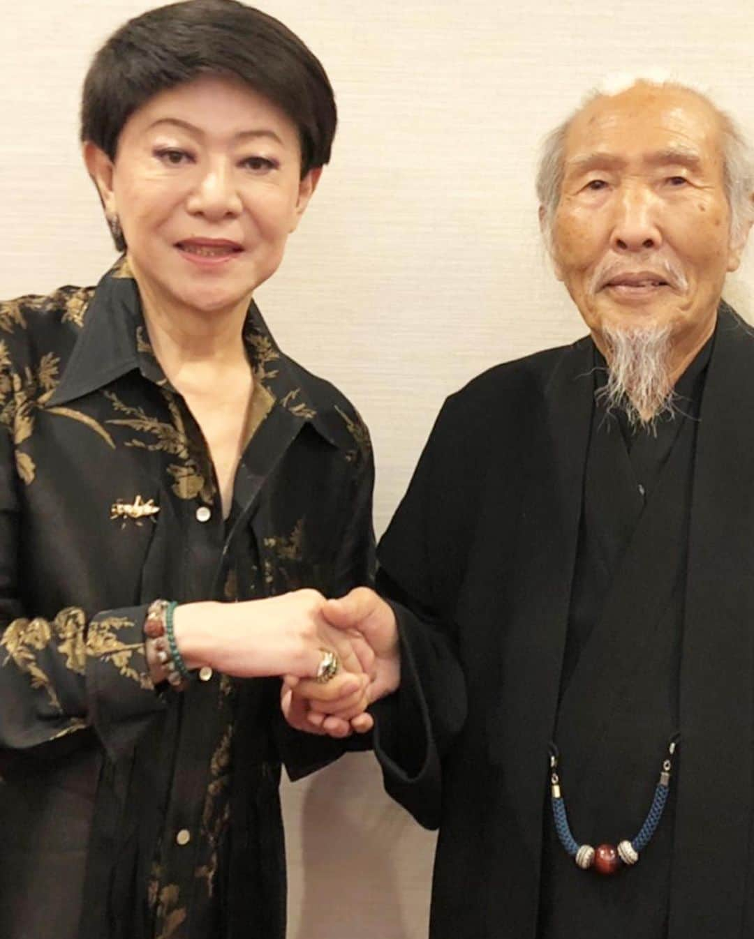 美川憲一さんのインスタグラム写真 - (美川憲一Instagram)「38年ぶりに再会した 仏師の宇都宮秀雲先生と 対談したわよ〜 先生は 牛久大仏を手がけたことで 有名なのよ。  今発売中のFlashに 載ってるから みんなみるのよ〜  天気があまり良くないけど 今日も一日頑張るのよ〜  #宇都宮秀雲#仏師#美川憲一」10月8日 12時20分 - kenichimikawa_official