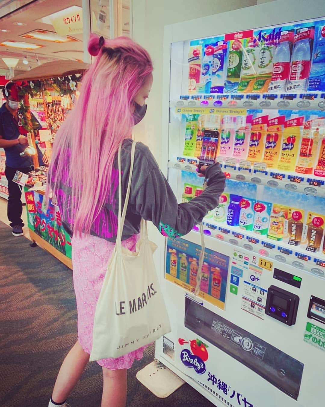 小林レイミのインスタグラム：「自分でちょっと引いた。w  #後ろ姿の情報量 #吹いた #ピンク #空港にて #gagatee #rainonme #chromatica #backshot #juicemachine #colorporn #colorfullife #kawaii #pinkhair #pinkvibes #happygirl #💖 #🍑 #🎀 #🧠」