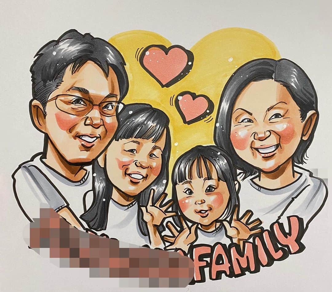 似顔絵★𝗚𝗢𝗥𝗜𝗞𝗜𝗡𝗚のインスタグラム：「. . 先日の一枚目❤️ 二枚のご依頼でした⭐️✨ こちらはご家族みなさんで⭐️✨💕  . .  ❌❌現在は、予約受付終了してます❌❌ 。 . . .  2020年度ご予約のお客✨ 現在85番までの方へ案内中です🌟✨💕 DMの確認いただきgmailへ返信宜しくお願い致します🙇‍♀️🌟✨✨ . . . .  次回の予約応募は、2020年のご予約分を書き終える予定の 来年春から夏頃の、、、予定です。 ※あくまでも予定なので前後します🙇‍♀️ . . . .  オーダー再開の際には 人数制限あるため必ず予約ができるわけではございません。 そのことも踏まえた上で 次回ご検討いただけると嬉しいです(^^) . . また、結婚式の使用を考えてくださる方も多いです✨  前々からお伝えしていますが、 基本的に予約順に対応しているため、 近々の納期を希望される方は、 対応できないこともあるので、 あらかじめご了承ください💦 . . . . . ※今回予約が取れた方へ※ . .  写真がまだ用意できてない、入金が遅れそうなど、状況により、順番が前後することもございます‼️ あらかじめご了承ください。 。 . . . また、芸能人、キャラクターのオーダー、パロディ風オーダーはお断りしています。  芸能人については、ご本人様に直接プレゼントなどはOKです。 . . . . . . 💰料金表は過去投稿記事みてね❤💰 . . . . . ➡️ハッシュタグ⇨ goriking117料金表2019⬅️ . . ✨✨✨✨✨✨✨✨✨✨✨✨✨✨✨✨ @by.goriking のアカウントでは、 過去書かせて頂いたお客様方からの、 似顔絵のその後のお写真をいただき、 投稿しております^ - ^❤️❤️ 玄関に飾ってある似顔絵、 渡した瞬間のお写真、 ご本人とのお写真などなど💕 いろんな場面でのお写真お待ちしております^ - ^✨⭐️ . . . .  #似顔絵#pencildrawing#drawing#pencil#illust#painting#art#artwork#絵描きさんと繋がりたい#似顔絵師#gorikingの似顔絵屋さん#仲良し家族#仲良し姉妹#姉妹#子供#sisters#kids#kids_japan#comicart#anime#animeart#comicartist#animejapan」