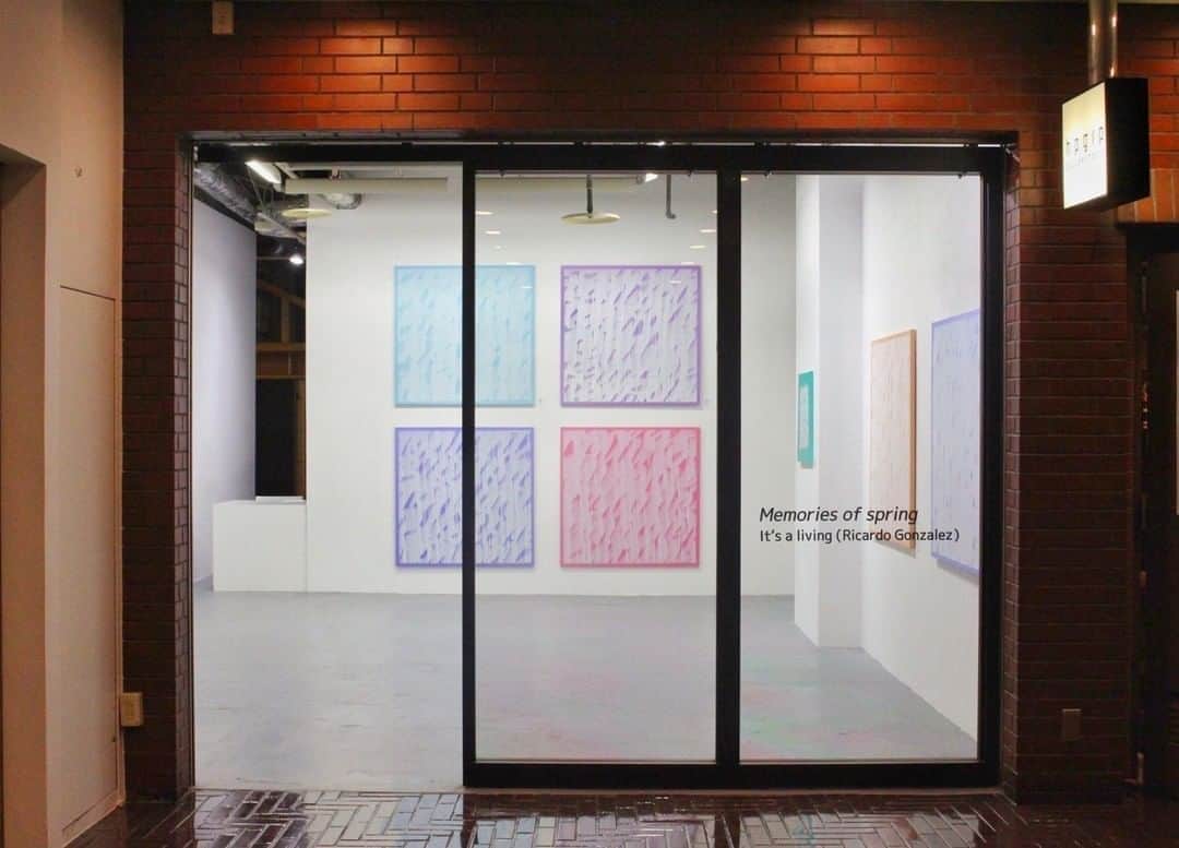 のインスタグラム：「【hpgrp GALLERY TOKYO】 リカルド・ゴンザレス個展 -Memories of Spring-  @hpgrpgallery_tokyo では“It’s a living” を自身のシグネチャーとし、世界中で壁画を描くリカルド・ゴンザレス @itsaliving の新作展を開催中。美しく、シンプルな書体で描かれるリカルドの作品は、巨大なスケールの壁画や、世界規模のブランドのロゴや広告、またストリートで見かけるステッカーまで様々な形で発表されています。 ． ■会期: 10月2日(金) ～ 17日(土)  #ricardogonzalez #リカルドゴンザレス#art #painting #calligraphy #nextexhibition #exhibition #artwork #展示 #展覧会 #現代アート #hpgrpgallerytokyo #hpfrance #アッシュペーフランス #クリエイションが人を豊かにする」