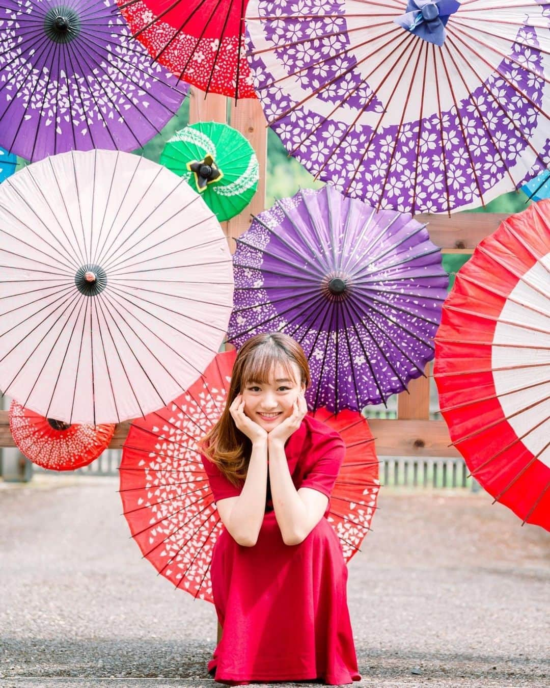 大石乃愛さんのインスタグラム写真 - (大石乃愛Instagram)「雨、雨、雨... 今日の大阪は1日中雨だそうです😳　　  なので晴れの写真をお届けします☀️ 午後からも頑張りましょう💪  本日も #のあポチ よろしくお願いいたします⛱🌼 投票は1日1回できます‼︎毎日して下さると、とても嬉しいです🥺  photo by @ryoji_btof   #ミスキャンパス関西学院 #ふんわりのあスマイル #ミスキャン #ミスコン #関学 #関西学院大学 #傘 #和傘 #映えスポット #follow #followme #like4likes #followforfollowback #follow4like #f4f #like4follow #いいね返し #フォロー返し #fashion #ootd #makeup  #dress #hair #ファッション #ワンピースコーデ #ワンピース #sunset #japan」10月8日 12時42分 - noa__nikoniko