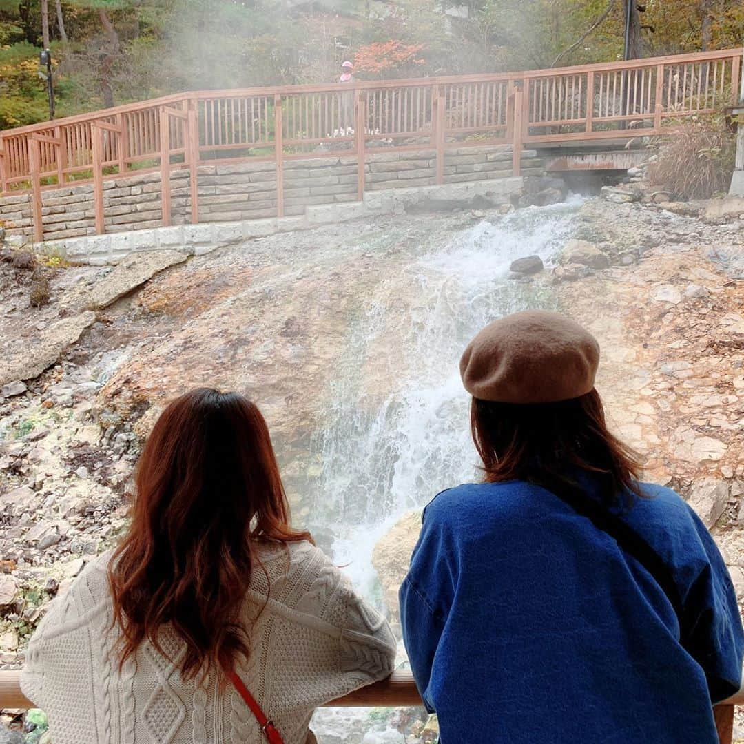 今野ゆいさんのインスタグラム写真 - (今野ゆいInstagram)「友達夫婦と草津温泉へ プチ旅行🚙草津にきたら、 湯畑に湯もみって思ってたけど、、 湯もみは混んで諦めちゃった！ 流石に並べない💦笑 日中と夜の湯畑みたけど両方ともよいね！ カップルさんたちにオススメ♬  コロナで温泉大丈夫かなって心配したけど、 温泉も特に混むわけでもなく ゆっくり過ごせた〜  #草津温泉　#奈良屋　#湯畑　#旅行」10月8日 12時36分 - yui_85_