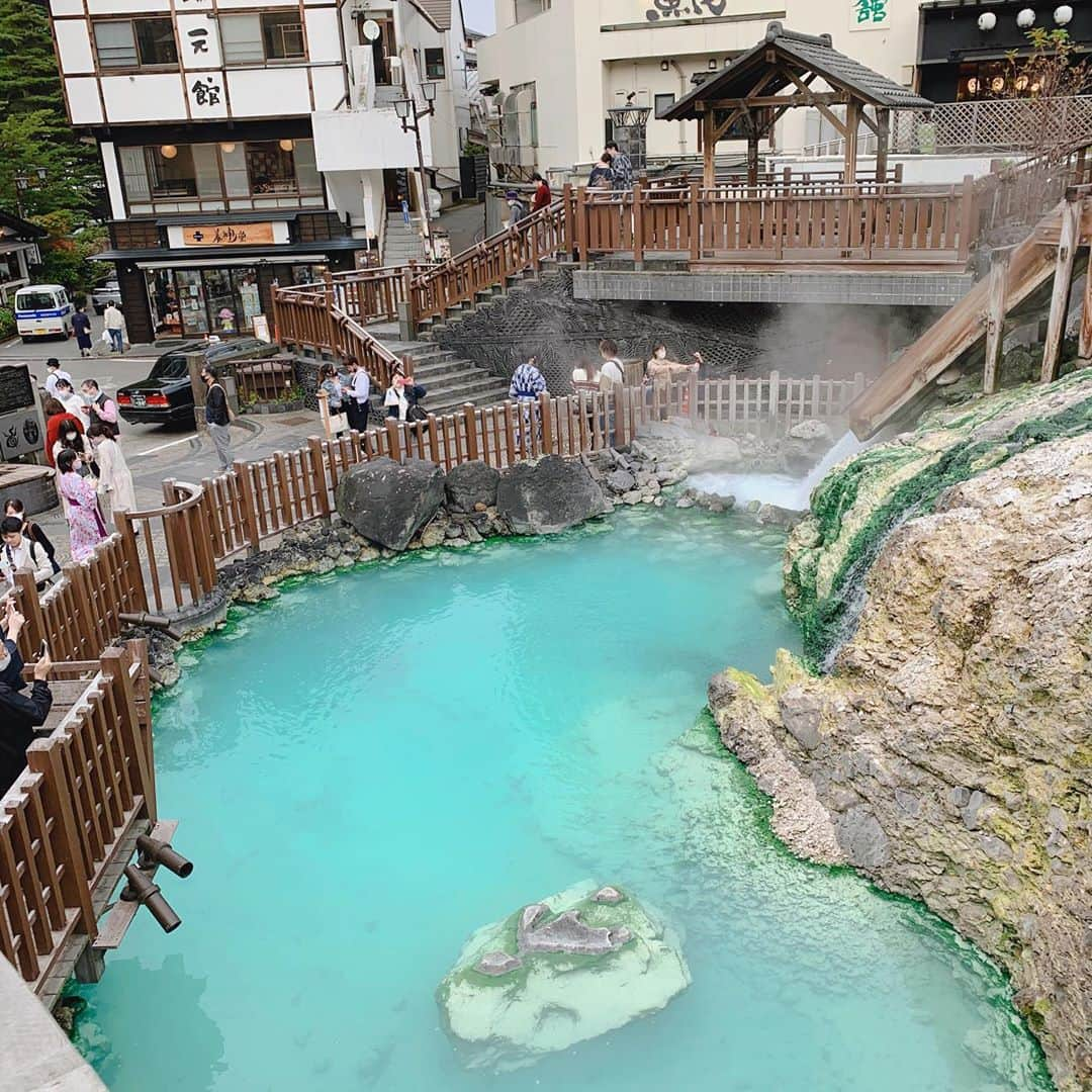 今野ゆいさんのインスタグラム写真 - (今野ゆいInstagram)「友達夫婦と草津温泉へ プチ旅行🚙草津にきたら、 湯畑に湯もみって思ってたけど、、 湯もみは混んで諦めちゃった！ 流石に並べない💦笑 日中と夜の湯畑みたけど両方ともよいね！ カップルさんたちにオススメ♬  コロナで温泉大丈夫かなって心配したけど、 温泉も特に混むわけでもなく ゆっくり過ごせた〜  #草津温泉　#奈良屋　#湯畑　#旅行」10月8日 12時36分 - yui_85_