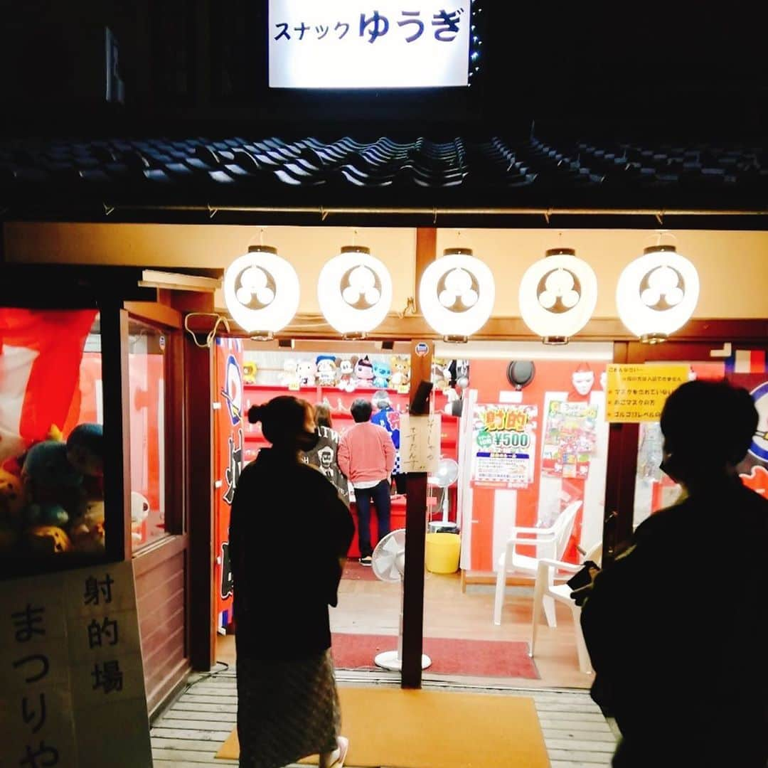 今野ゆいさんのインスタグラム写真 - (今野ゆいInstagram)「友達夫婦と草津温泉へ プチ旅行🚙草津にきたら、 湯畑に湯もみって思ってたけど、、 湯もみは混んで諦めちゃった！ 流石に並べない💦笑 日中と夜の湯畑みたけど両方ともよいね！ カップルさんたちにオススメ♬  コロナで温泉大丈夫かなって心配したけど、 温泉も特に混むわけでもなく ゆっくり過ごせた〜  #草津温泉　#奈良屋　#湯畑　#旅行」10月8日 12時36分 - yui_85_