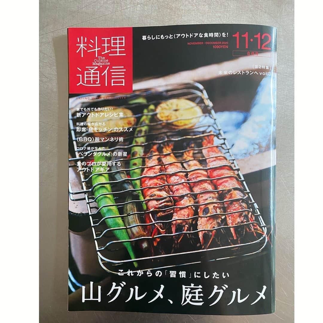 山本千織さんのインスタグラム写真 - (山本千織Instagram)「発売中の「料理通信」 大好きな連載ページ「食のプロを刺激する店」で下北沢のスーパーオオゼキを選ばせていただいてます。 今まで連載に載った数々の素敵なお店の様相無く 誌面はチラシ‼︎‼︎  編集の方から「思いっきりオオゼキ愛を語ってください！」と言われ、今まで積もり積もったオオゼキ愛を語っております。ぜひ。  ps..特集最高です。限られた設備の中で名シェフ達が課題や思いや抜け道やで着地するレシピ。こういうの大好き。」10月8日 12時38分 - chiobenfc