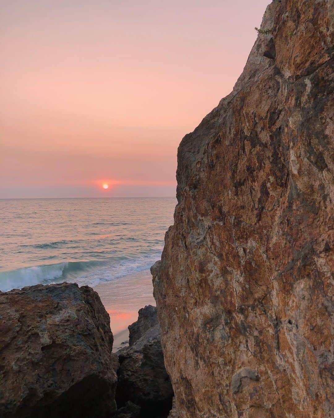 松島エミのインスタグラム：「😍  #malibu#beach#sunset#マリブ#夕陽#海」