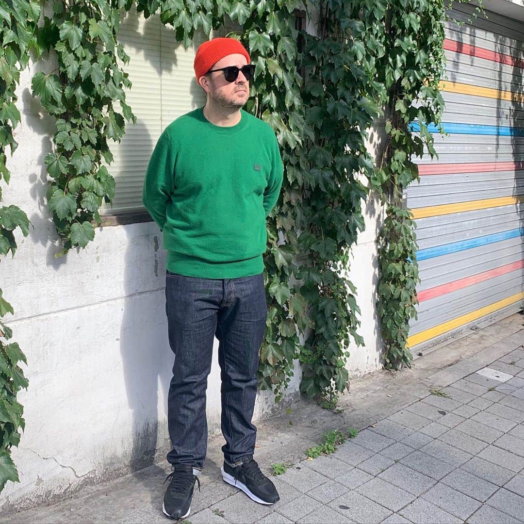 サム・ハミントンのインスタグラム：「Loving this weather  요즘 날씨 너무 좋으다」