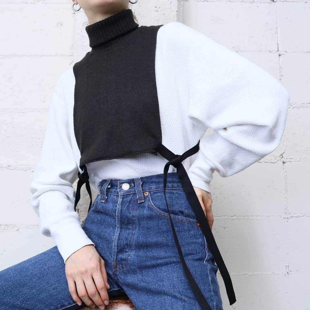 のインスタグラム：「. Removable Turtle Neck Knit  #orfeo #kichijoji #tokyo #vintage #used #fashion #coordinate #outfit  お問い合わせはインスタグラムのプロフィール掲載のメールアドレスにお願いいたします。コメント、DMでのお問い合わせは受け付けておりませんのでご了承ください。 ONLINE SHOPの商品も店頭にてご購入頂けます。気になる商品がございましたらスタッフにお声掛けください。  新型コロナウィルス感染拡大防止策を徹底した上で営業をしております。マスクの着用、入店時にアルコールでの消毒をお願いいたします。」