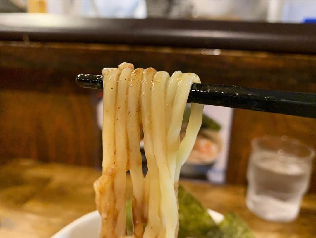 SUSURUさんのインスタグラム写真 - (SUSURUInstagram)「新宿にて行列を作る、つけ麺界の風雲児！ ツルプリ中太麺に濃厚魚介味のつけ汁はスタンダードな美味しさ🍥 魚粉を溶かしながらすすればより濃厚な味わいを楽しめます🍜 店主さんのキレッキレの動きを見ていれば待っている時間も飽きません。まさにつけ麺エンターテイメント！ #susuru_tv #1720日目 #風雲児 #新宿 #東京 #得製つけ麺 #うまい  #ラーメン #らーめん #ramen #ラーメン部 #ramennoodles #毎日ラーメン生活 #麺スタグラム #japaneseramen #japanramen #foodstagram #foodie #noodles #instanoodle #instaramen #instafood #susururecommended #つけ麺 #東京つけ麺 #新宿ラーメン #新宿つけ麺」10月8日 12時43分 - susuru_tv
