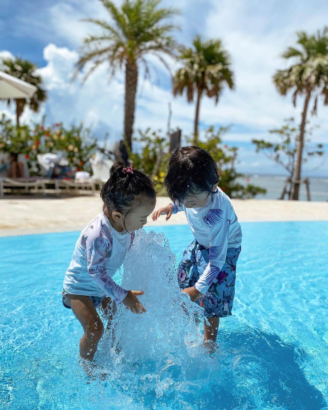 のインスタグラム：「楽しすぎた石垣島🏖の思い出〜  雨やし台風やし 癒される写真眺めちゃうね🤣🌴 ・ #babyalexia  のswimwearとラッシュは 子供達の水遊びに大活躍🤍 　デザインも可愛いし大人と　#リンクコーデ  もできるしいいよねー🤟🏼」