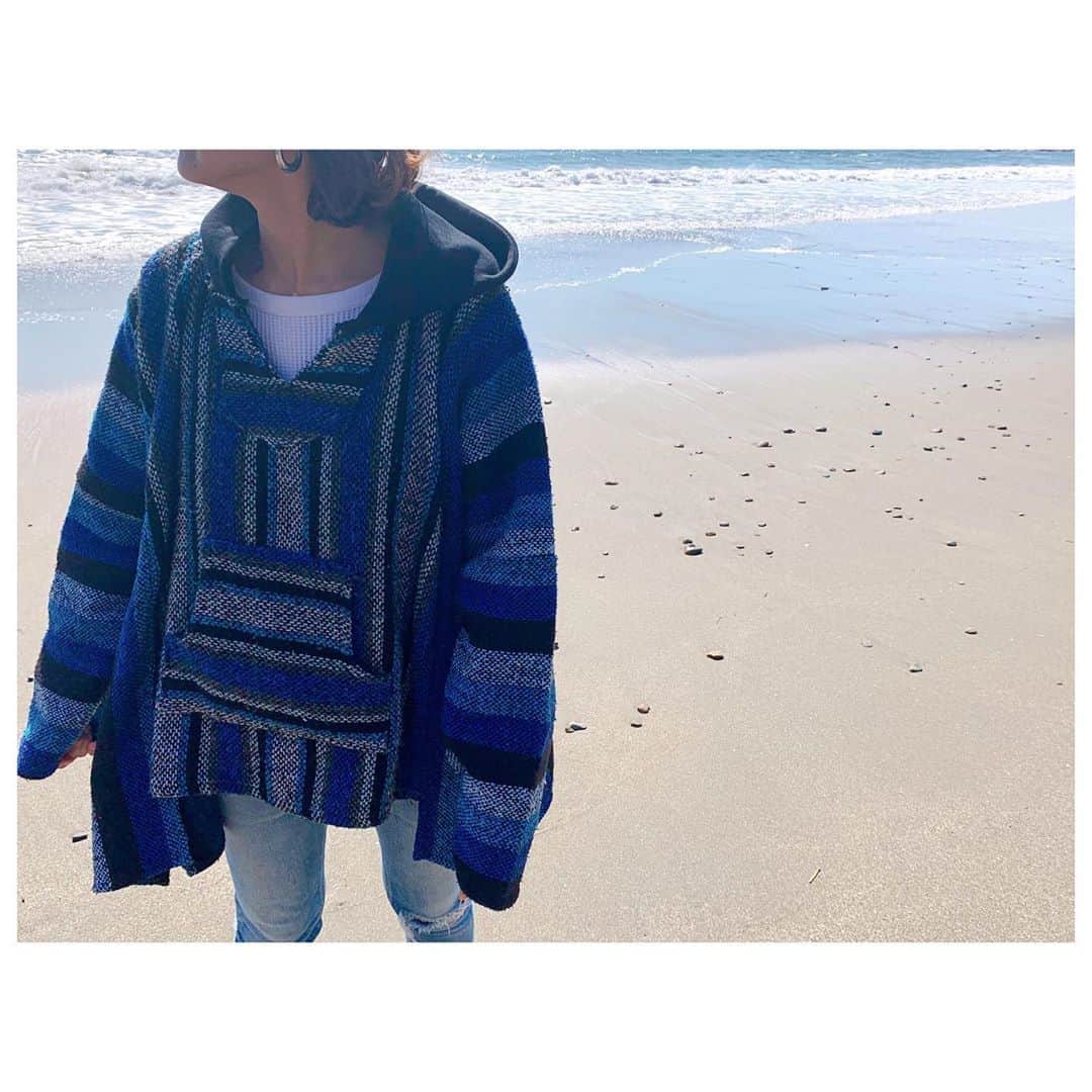 李ヒャンさんのインスタグラム写真 - (李ヒャンInstagram)「いきなり寒い🥶 まだがっつりアウターの出番ではないけど、アウター感覚で着られるビッグメキシカンパーカーがこんな時期に便利✌️ 大きめなサイズ感なので中に厚手のモノも着られるし個人的にもかなりお気に入り♡ リメイク商品なので1つ1つ色や柄が異なるアソートですが、可愛いモノセレクトしているので他と被らない1点モノを楽しんで欲しいアイテムでもあります。 完売していたデニムもblueサイズ1のみ数点再入荷してます。 他にも新商品入荷しているのでぜひチェックしてみてください😉 #fashion #style #ootd #outfits #herfee #herfee_official」10月8日 12時53分 - 73hyang