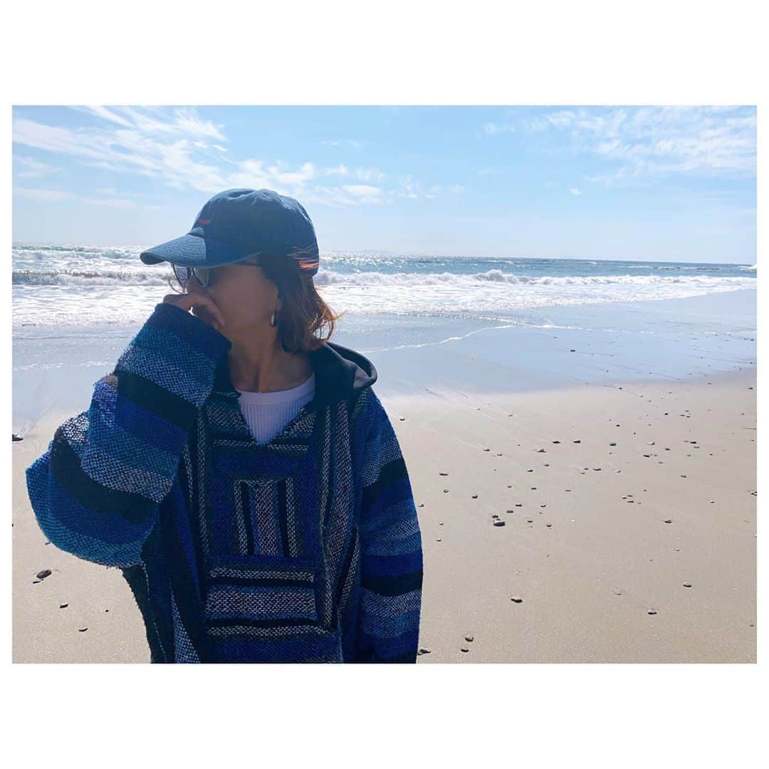 李ヒャンさんのインスタグラム写真 - (李ヒャンInstagram)「いきなり寒い🥶 まだがっつりアウターの出番ではないけど、アウター感覚で着られるビッグメキシカンパーカーがこんな時期に便利✌️ 大きめなサイズ感なので中に厚手のモノも着られるし個人的にもかなりお気に入り♡ リメイク商品なので1つ1つ色や柄が異なるアソートですが、可愛いモノセレクトしているので他と被らない1点モノを楽しんで欲しいアイテムでもあります。 完売していたデニムもblueサイズ1のみ数点再入荷してます。 他にも新商品入荷しているのでぜひチェックしてみてください😉 #fashion #style #ootd #outfits #herfee #herfee_official」10月8日 12時53分 - 73hyang