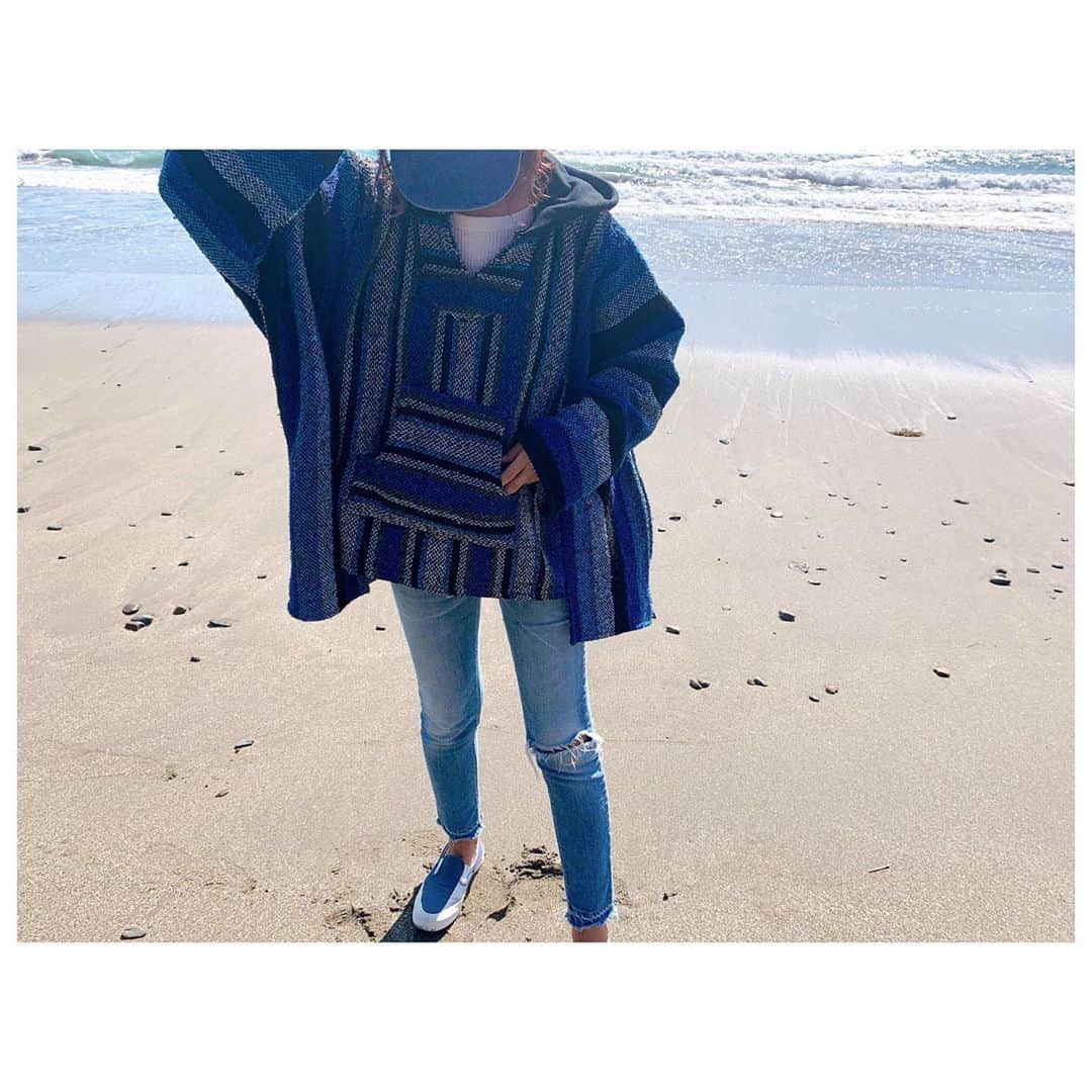 李ヒャンさんのインスタグラム写真 - (李ヒャンInstagram)「いきなり寒い🥶 まだがっつりアウターの出番ではないけど、アウター感覚で着られるビッグメキシカンパーカーがこんな時期に便利✌️ 大きめなサイズ感なので中に厚手のモノも着られるし個人的にもかなりお気に入り♡ リメイク商品なので1つ1つ色や柄が異なるアソートですが、可愛いモノセレクトしているので他と被らない1点モノを楽しんで欲しいアイテムでもあります。 完売していたデニムもblueサイズ1のみ数点再入荷してます。 他にも新商品入荷しているのでぜひチェックしてみてください😉 #fashion #style #ootd #outfits #herfee #herfee_official」10月8日 12時53分 - 73hyang