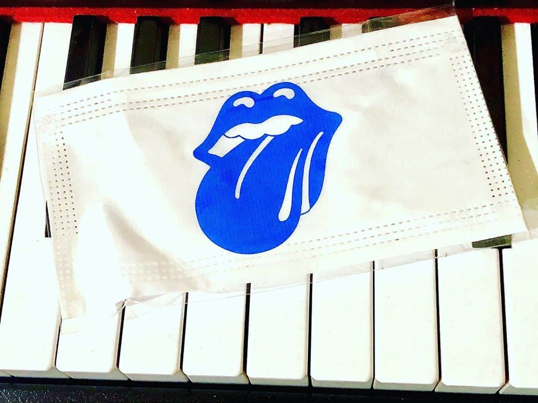 世良公則のインスタグラム：「・・・・・・  『Blue & Lonesome』  リリースの時だった？  ノベルティのThe Rolling Stonesマスク  出てきた  使えるわけない‼️  ・・・・・・  #世良公則 #masanorisera #japanesemusician #japaneseartist #mask #therollingstones #マスク #ザローリングストーンズ」