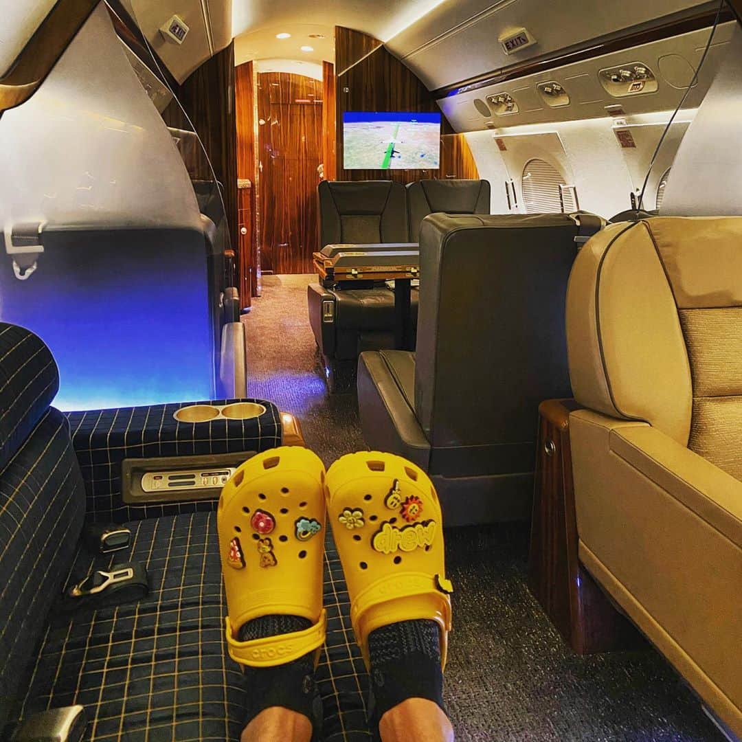 のインスタグラム：「Best shoes for the plane? @drewhouse crocs!!!!! @justinbieber I love you 😘 ...and @ryangood24 too 😉」