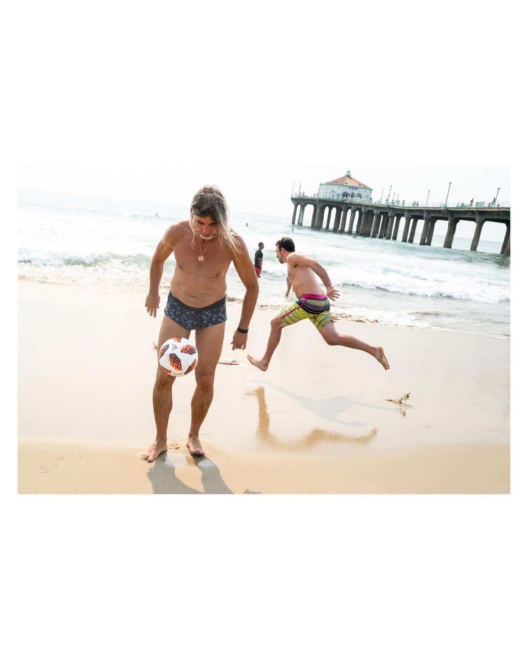 Pete Halvorsenさんのインスタグラム写真 - (Pete HalvorsenInstagram)「10 images from a very strange summer on the beach.   .  1. Umbrella Party 2. LA Summer 3. California Girls 4. Love Connection in a Speedo 5. 2020 Tanline 😷 6. DisaPIERing Act 7. Foggitaboutit 8. mOcean 9. Florida in California 10. Sunscreen  . Leica Q2/SL」10月8日 13時00分 - petehalvorsen