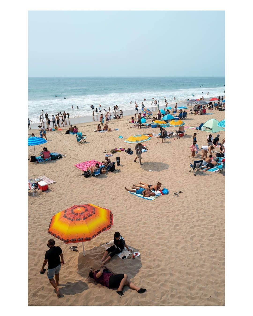 Pete Halvorsenのインスタグラム：「10 images from a very strange summer on the beach.   .  1. Umbrella Party 2. LA Summer 3. California Girls 4. Love Connection in a Speedo 5. 2020 Tanline 😷 6. DisaPIERing Act 7. Foggitaboutit 8. mOcean 9. Florida in California 10. Sunscreen  . Leica Q2/SL」