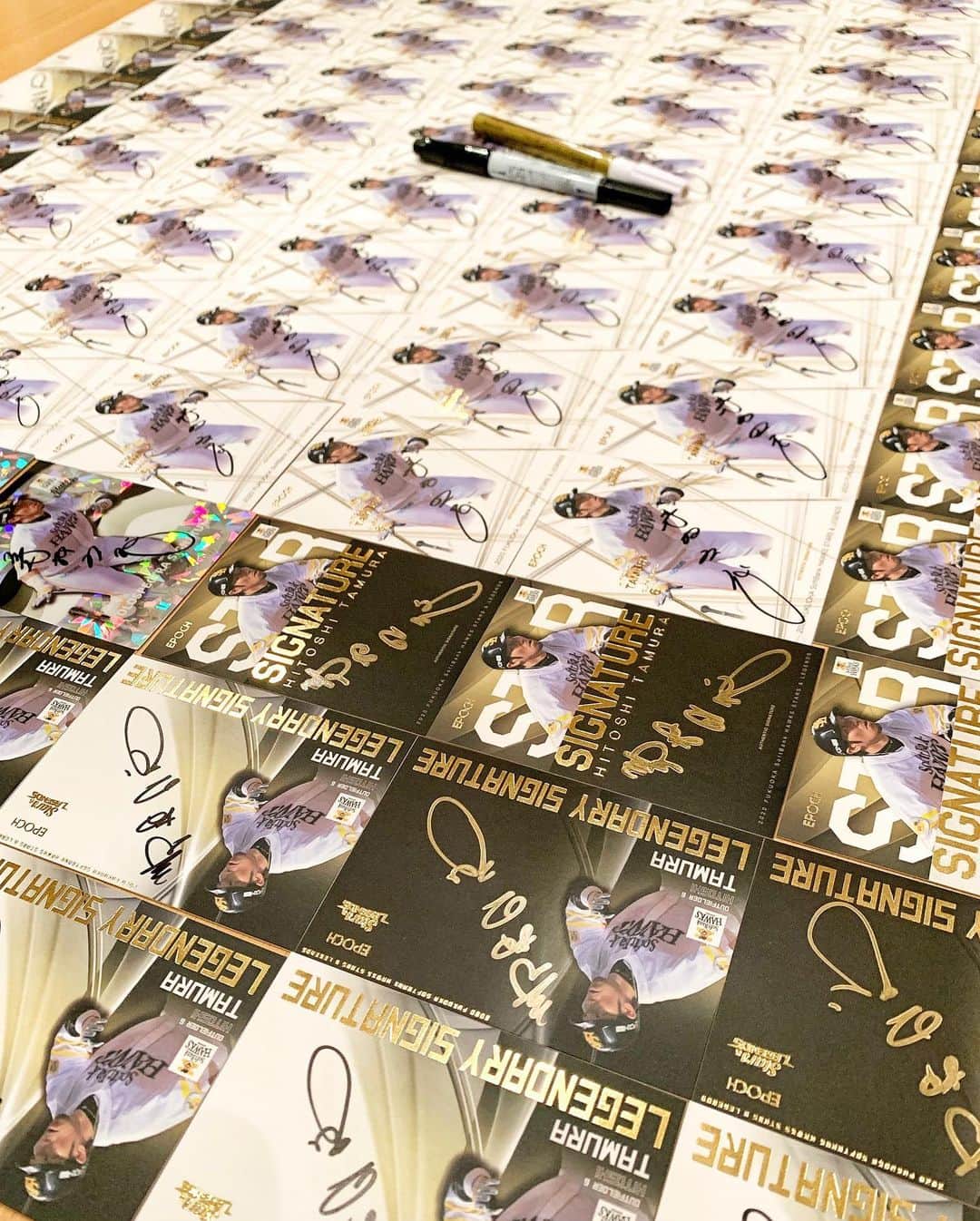 多村仁志さんのインスタグラム写真 - (多村仁志Instagram)「#✍🏼 #2020 #福岡ソフトバンクホークス #STARS&LEGENDS #Baseballcards #autograph #カードへのサイン執筆 #株式会社エポック社 #EPOCH 10月31日に一般販売！ プレミア探し！ 1枚だけサインの角度が違う！ わかるかな???」10月8日 13時01分 - hit_tamu