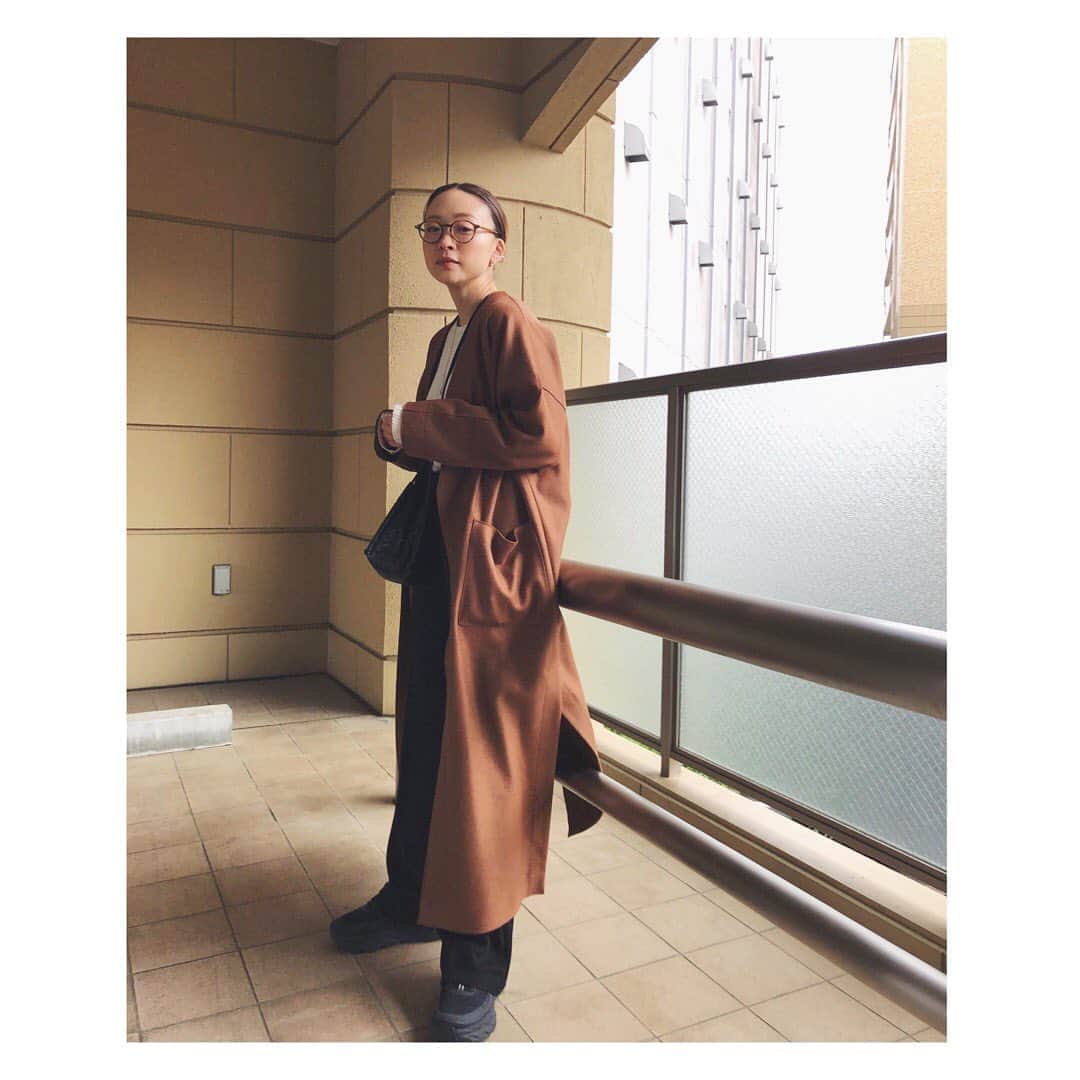 野尻美穂のインスタグラム：「寒すぎてウールコート🦙 今日は骨盤矯正の日なので化粧なしでフレーム太めのayame！  #秋服  #sacraofficial  #bottegaveneta  #hokaoneone」