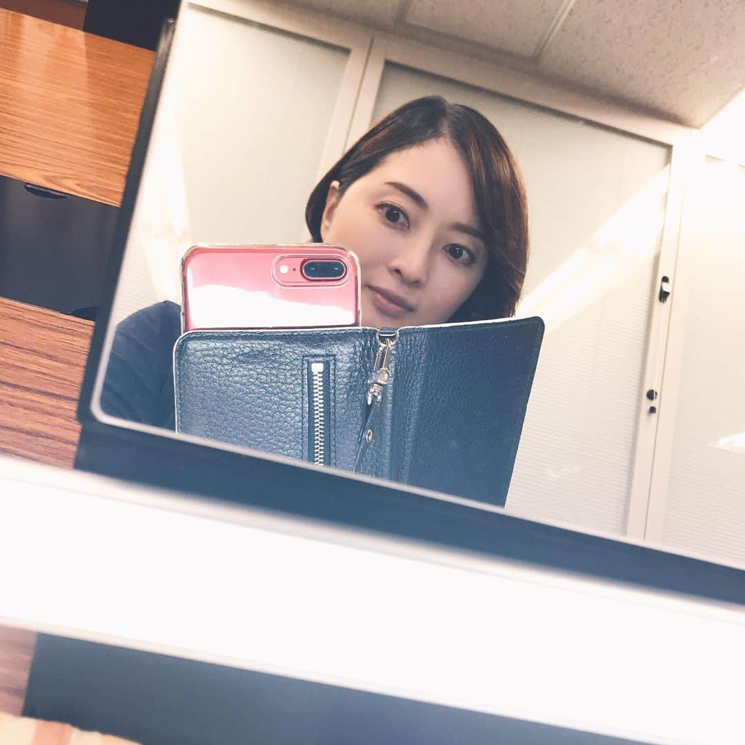 八木沼純子さんのインスタグラム写真 - (八木沼純子Instagram)「昨日の夜はショップチャンネル出演でした。 23時からの約1時間。 予定よりも、信じられないほど多くのお買い上げをいただき、有難うございました😌❗️ 引き続き、皆さまのお手にとっていただけるように、頑張ります✊ ・ ・ #フィギュアバランス #フィギュアシェイプブラトップ  #夜中のショップチャンネル #有難うございました  #まだまだソーシャルディスタンス  #でもスタジオ内は明るく #離れていても気持ちはひとつ #関係者の皆様有難うございました #ご協力感謝いたします #ショップチャンネル  #目力強めで😅 #そろそろ髪の毛切りたい  #shopchannel」10月8日 13時04分 - junko_yaginuma