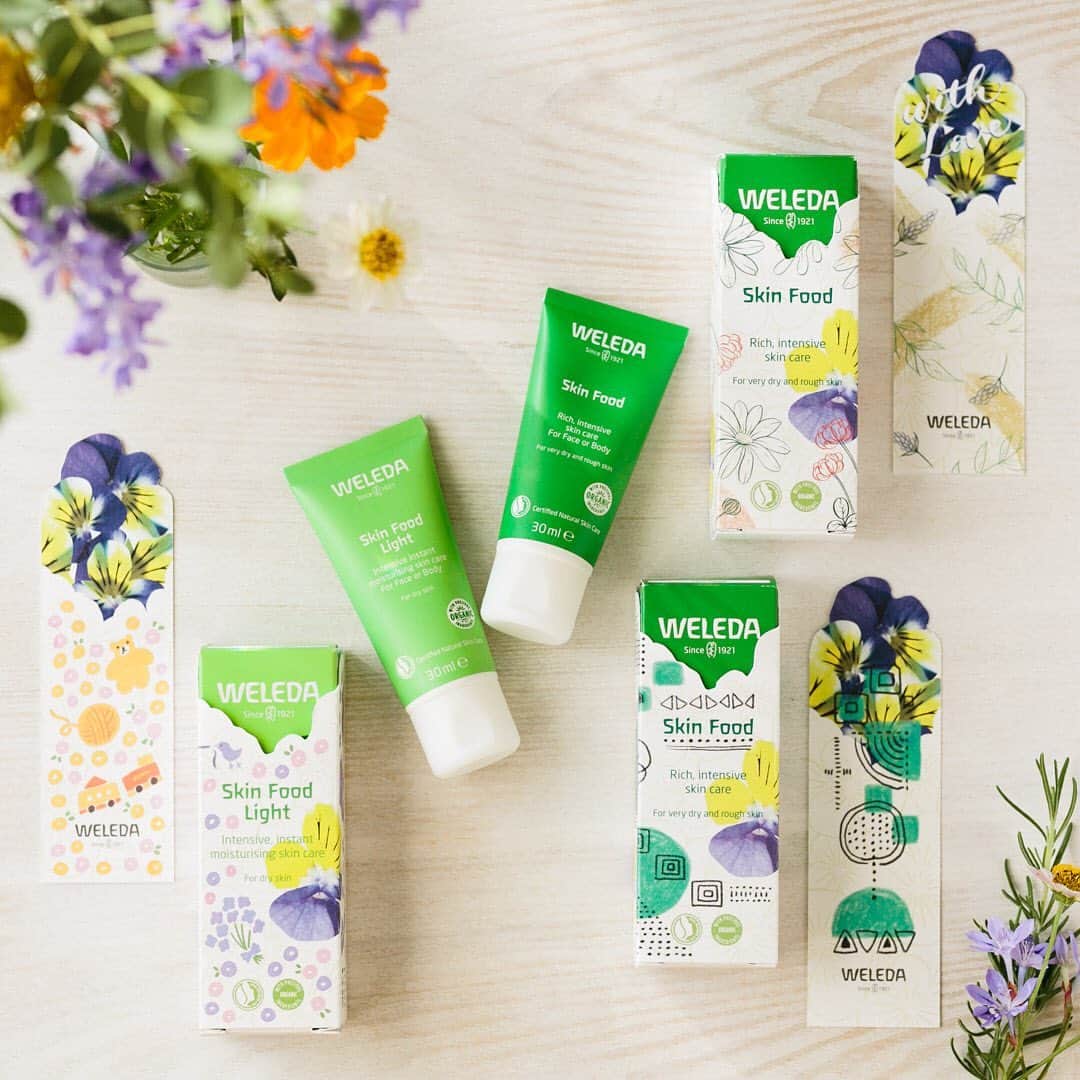 ヴェレダ Weleda Japanさんのインスタグラム写真 - (ヴェレダ Weleda JapanInstagram)「【本日発売・スキンフード #エッセンスオブライフギフト】 . 大切なひとにメッセージを伝えるギフト－ #エッセンスオブライフギフト ー . 1923年に発売された、スキンフード。ヴェレダの原点ともいえるアイテムです。 . そのスキンフードがメッセージを添えられる、「メッセージスリーブ」に。本日10月8日より発売となります。 . 生活や環境の変化、新たな挑戦など、新たに始まるストーリーの「原点」に立つ人に贈るスキンフード。そんな存在にもなってくれたらと思います。 . メッセージを添えられる限定スリーブは、「スキンフード」、「スキンフードライト」の30mLの2種類をご用意しました。 . スキンフードは、90年以上愛され続けた多機能クリーム。手や肘、かかと、爪など、特に乾燥して硬くゴワついた部分をケアできます。 . 顔、ボディ、パック、化粧下地などマルチに使えるレスキュークリームのため、ギフトにもおすすめのアイテムです。 . スキンフードは重めのテクスチャーで油分が多くパックにおすすめ、スキンフードライトは、軽いテクスチャーで化粧下地や日中のケア、ハンドケアにおすすめです。 . スリーブ、ブックマークにはイラストやメッセージを書き込めるので、日頃の感謝や応援メッセージをぜひ大切な人に届けてください。 . さらにブックマークは、パンジーのお花が可愛らしく描かれているので、本に挟んでいつでも持ち歩くこともできます。 . ぜひ皆さまも大切なひとに、ご自分に想いの詰まった世界に1つだけの #エッセンスオブライフギフト を贈られてみませんか。 . . ●「#わたしのはじまり」ギフトキャンペーン ￣￣￣￣￣￣￣￣￣￣￣￣￣￣￣￣￣ また、#エッセンスオブライフギフト の発売を記念して、直営店＆オンラインショップでは、「#わたしのはじまり」ギフトキャンペーンを10/8(木)～10/31(土)まで実施中です。 . 壱岐ゆかりさん作ドライフラワーや高山都さん、伊東大輝さんサイン入りスキンフード エッセンスオブライフギフト など、豪華ギフトを抽選でプレゼントいたします。 . 詳しくは、プロフィール（@weleda_Japan）のリンクからご覧になれます。ぜひ、直営店＆オンラインショップでご覧になってみてくださいね。 . #エッセンスオブライフギフト スペシャルページは、10/8(木)14:00オープンです。 . . #ヴェレダ #WELEDA #オーガニック #オーガニックコスメ #植物療法 #シュタイナー #ホリスティック #スキンフード #スキンフードライト #エッセンスオブライフギフト #乾燥 #保湿 #化粧下地 #ハンドケア #マスク荒れ #ひび割れ #マッサージ #全身用 #保湿クリーム #下地 #レスキュークリーム #ギフト #gift #メッセージ #感謝」10月8日 13時06分 - weleda_japan