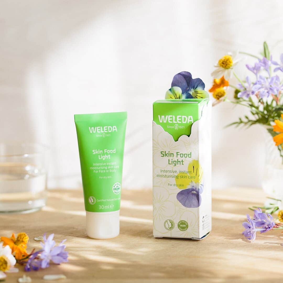 ヴェレダ Weleda Japanさんのインスタグラム写真 - (ヴェレダ Weleda JapanInstagram)「【本日発売・スキンフード #エッセンスオブライフギフト】 . 大切なひとにメッセージを伝えるギフト－ #エッセンスオブライフギフト ー . 1923年に発売された、スキンフード。ヴェレダの原点ともいえるアイテムです。 . そのスキンフードがメッセージを添えられる、「メッセージスリーブ」に。本日10月8日より発売となります。 . 生活や環境の変化、新たな挑戦など、新たに始まるストーリーの「原点」に立つ人に贈るスキンフード。そんな存在にもなってくれたらと思います。 . メッセージを添えられる限定スリーブは、「スキンフード」、「スキンフードライト」の30mLの2種類をご用意しました。 . スキンフードは、90年以上愛され続けた多機能クリーム。手や肘、かかと、爪など、特に乾燥して硬くゴワついた部分をケアできます。 . 顔、ボディ、パック、化粧下地などマルチに使えるレスキュークリームのため、ギフトにもおすすめのアイテムです。 . スキンフードは重めのテクスチャーで油分が多くパックにおすすめ、スキンフードライトは、軽いテクスチャーで化粧下地や日中のケア、ハンドケアにおすすめです。 . スリーブ、ブックマークにはイラストやメッセージを書き込めるので、日頃の感謝や応援メッセージをぜひ大切な人に届けてください。 . さらにブックマークは、パンジーのお花が可愛らしく描かれているので、本に挟んでいつでも持ち歩くこともできます。 . ぜひ皆さまも大切なひとに、ご自分に想いの詰まった世界に1つだけの #エッセンスオブライフギフト を贈られてみませんか。 . . ●「#わたしのはじまり」ギフトキャンペーン ￣￣￣￣￣￣￣￣￣￣￣￣￣￣￣￣￣ また、#エッセンスオブライフギフト の発売を記念して、直営店＆オンラインショップでは、「#わたしのはじまり」ギフトキャンペーンを10/8(木)～10/31(土)まで実施中です。 . 壱岐ゆかりさん作ドライフラワーや高山都さん、伊東大輝さんサイン入りスキンフード エッセンスオブライフギフト など、豪華ギフトを抽選でプレゼントいたします。 . 詳しくは、プロフィール（@weleda_Japan）のリンクからご覧になれます。ぜひ、直営店＆オンラインショップでご覧になってみてくださいね。 . #エッセンスオブライフギフト スペシャルページは、10/8(木)14:00オープンです。 . . #ヴェレダ #WELEDA #オーガニック #オーガニックコスメ #植物療法 #シュタイナー #ホリスティック #スキンフード #スキンフードライト #エッセンスオブライフギフト #乾燥 #保湿 #化粧下地 #ハンドケア #マスク荒れ #ひび割れ #マッサージ #全身用 #保湿クリーム #下地 #レスキュークリーム #ギフト #gift #メッセージ #感謝」10月8日 13時06分 - weleda_japan