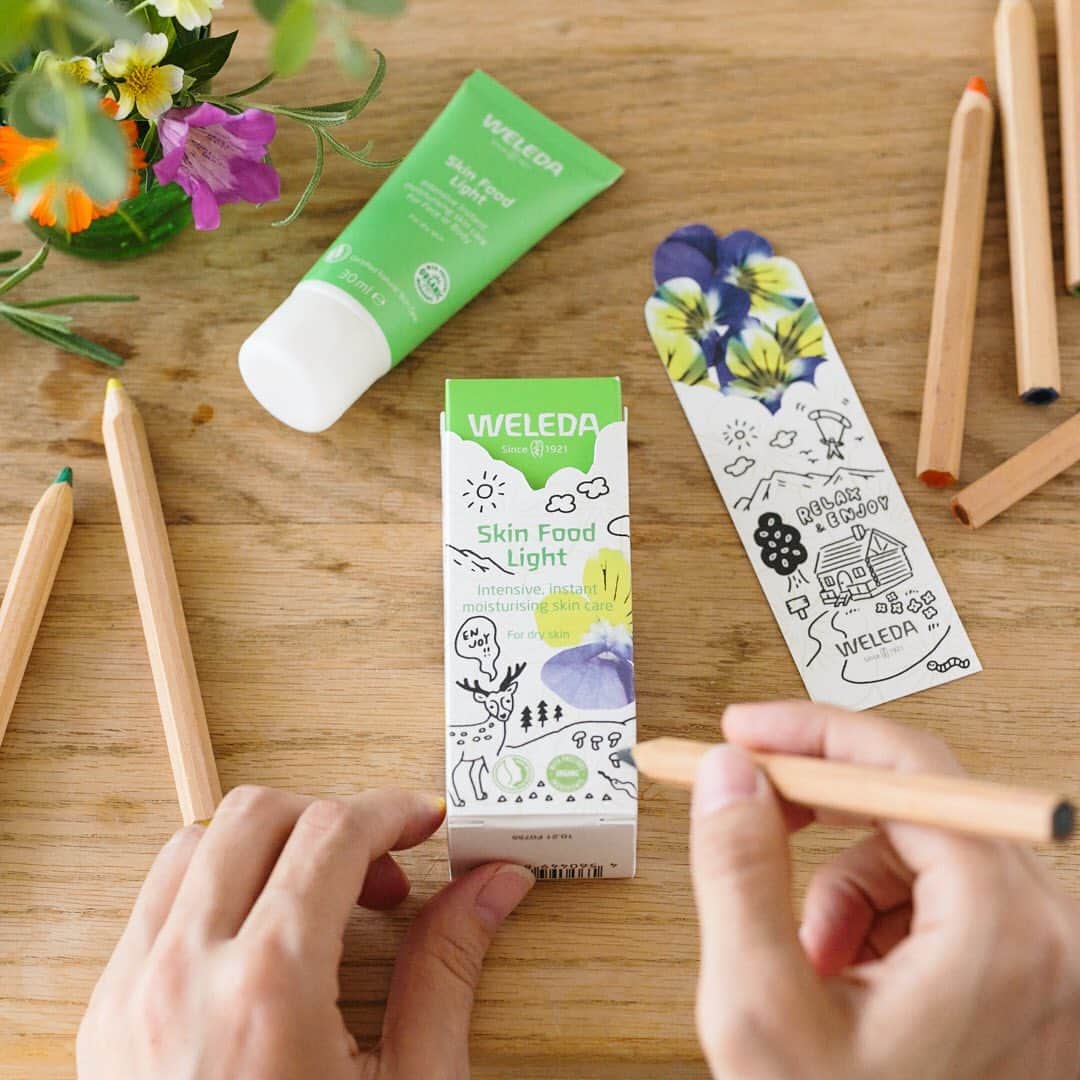 ヴェレダ Weleda Japanさんのインスタグラム写真 - (ヴェレダ Weleda JapanInstagram)「【本日発売・スキンフード #エッセンスオブライフギフト】 . 大切なひとにメッセージを伝えるギフト－ #エッセンスオブライフギフト ー . 1923年に発売された、スキンフード。ヴェレダの原点ともいえるアイテムです。 . そのスキンフードがメッセージを添えられる、「メッセージスリーブ」に。本日10月8日より発売となります。 . 生活や環境の変化、新たな挑戦など、新たに始まるストーリーの「原点」に立つ人に贈るスキンフード。そんな存在にもなってくれたらと思います。 . メッセージを添えられる限定スリーブは、「スキンフード」、「スキンフードライト」の30mLの2種類をご用意しました。 . スキンフードは、90年以上愛され続けた多機能クリーム。手や肘、かかと、爪など、特に乾燥して硬くゴワついた部分をケアできます。 . 顔、ボディ、パック、化粧下地などマルチに使えるレスキュークリームのため、ギフトにもおすすめのアイテムです。 . スキンフードは重めのテクスチャーで油分が多くパックにおすすめ、スキンフードライトは、軽いテクスチャーで化粧下地や日中のケア、ハンドケアにおすすめです。 . スリーブ、ブックマークにはイラストやメッセージを書き込めるので、日頃の感謝や応援メッセージをぜひ大切な人に届けてください。 . さらにブックマークは、パンジーのお花が可愛らしく描かれているので、本に挟んでいつでも持ち歩くこともできます。 . ぜひ皆さまも大切なひとに、ご自分に想いの詰まった世界に1つだけの #エッセンスオブライフギフト を贈られてみませんか。 . . ●「#わたしのはじまり」ギフトキャンペーン ￣￣￣￣￣￣￣￣￣￣￣￣￣￣￣￣￣ また、#エッセンスオブライフギフト の発売を記念して、直営店＆オンラインショップでは、「#わたしのはじまり」ギフトキャンペーンを10/8(木)～10/31(土)まで実施中です。 . 壱岐ゆかりさん作ドライフラワーや高山都さん、伊東大輝さんサイン入りスキンフード エッセンスオブライフギフト など、豪華ギフトを抽選でプレゼントいたします。 . 詳しくは、プロフィール（@weleda_Japan）のリンクからご覧になれます。ぜひ、直営店＆オンラインショップでご覧になってみてくださいね。 . #エッセンスオブライフギフト スペシャルページは、10/8(木)14:00オープンです。 . . #ヴェレダ #WELEDA #オーガニック #オーガニックコスメ #植物療法 #シュタイナー #ホリスティック #スキンフード #スキンフードライト #エッセンスオブライフギフト #乾燥 #保湿 #化粧下地 #ハンドケア #マスク荒れ #ひび割れ #マッサージ #全身用 #保湿クリーム #下地 #レスキュークリーム #ギフト #gift #メッセージ #感謝」10月8日 13時06分 - weleda_japan