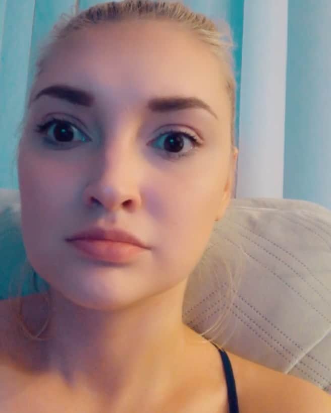 アンナ・フェイスのインスタグラム：「Move out or naw」