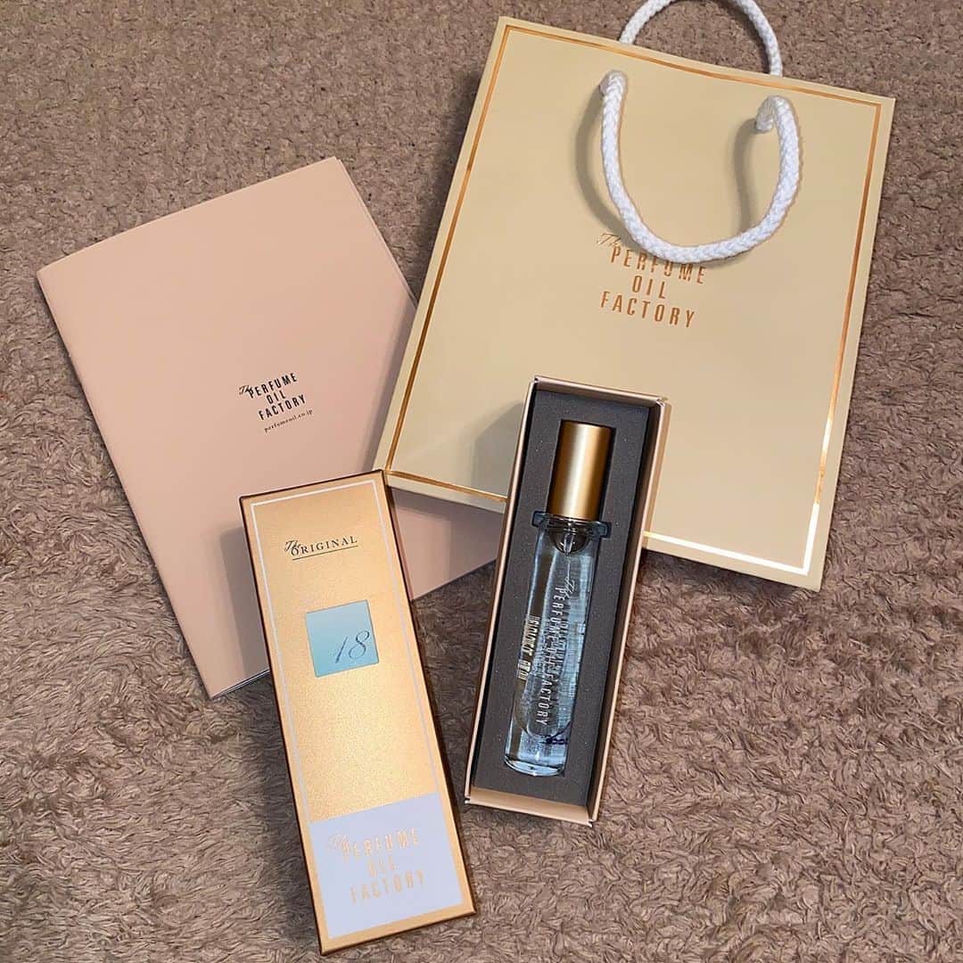 のインスタグラム：「Thank you my dear🤍 @caira_aurelee ✨ カイラちゃんがもう過ぎたのに誕生日プレゼントで @perfumeoil の香水買ってくれたの🥺とっても良い匂い☘ありがとう♡  #perfume #perfumeoil #oil #perfumeoilfactory #instalike #instafood #香水 #オイル #オイル香水 #バジルの香り」