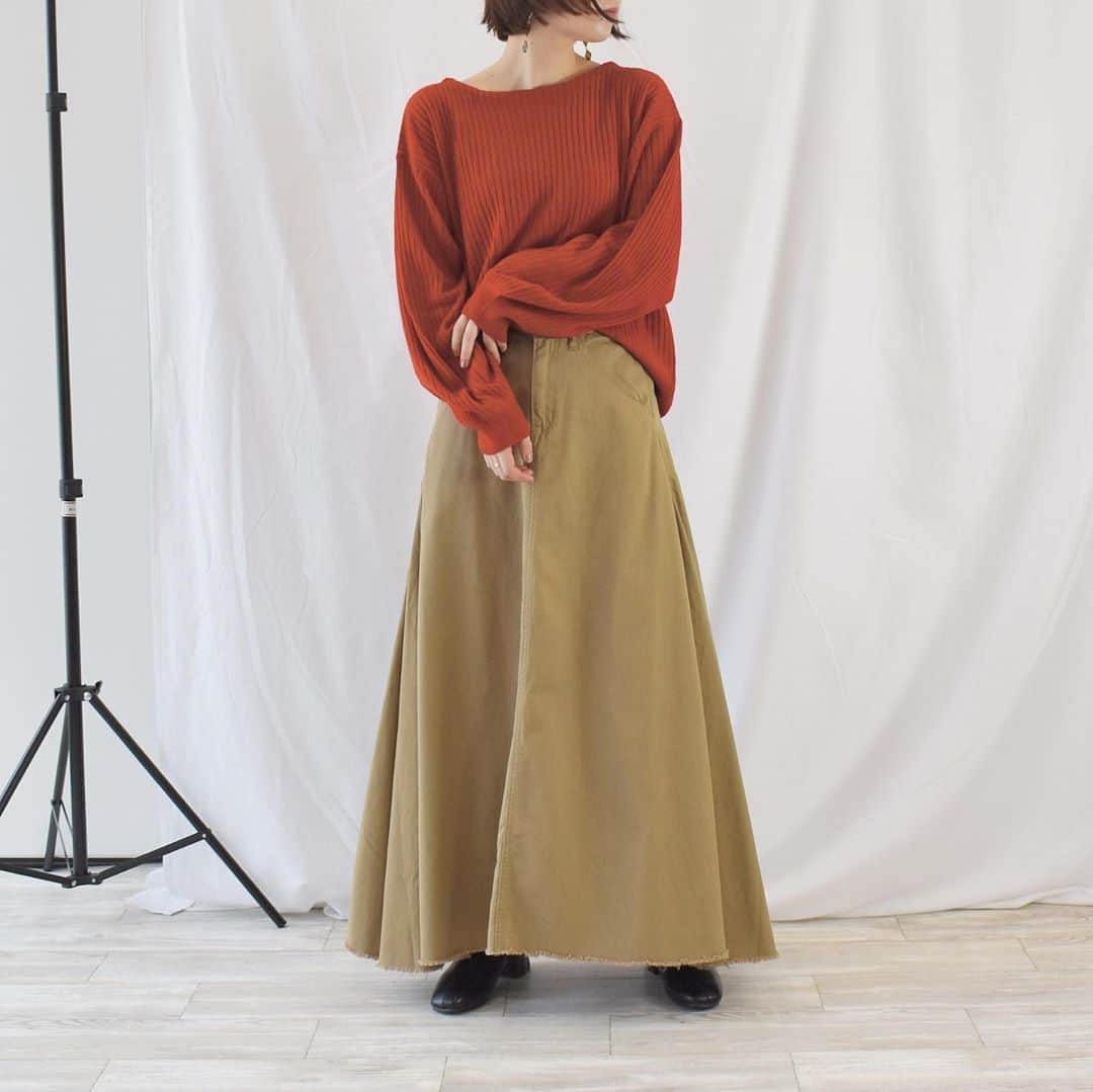 Rananさんのインスタグラム写真 - (RananInstagram)「.﻿ スタッフ（身長155cm）着用Mサイズ ﻿ ﻿  オレンジ味のある赤ニット。  チノとの相性抜群です！  毛玉になりにくい糸で作ったボリューム袖ニット。  毛玉になりにくいと、コートの中に気兼ねなく着られます＊  #ranan#Ranan #rananstyle#ラナン#30代ファッション #40代ファッション#アラフォーコーデ #アラサーコーデ #アラフォーファッション #アラサーファッション #アラサーママ #アラフィフ ファッション#大人コーデ #大人カジュアル#トレンド#コーデ#トレンドコーデ #プチプラ#155cmコーデ  #ニット#赤ニット #赤ニットコーデ #チノスカート#マキシスカートコーデ #ショートヘアコーデ」10月8日 18時44分 - ranan_official