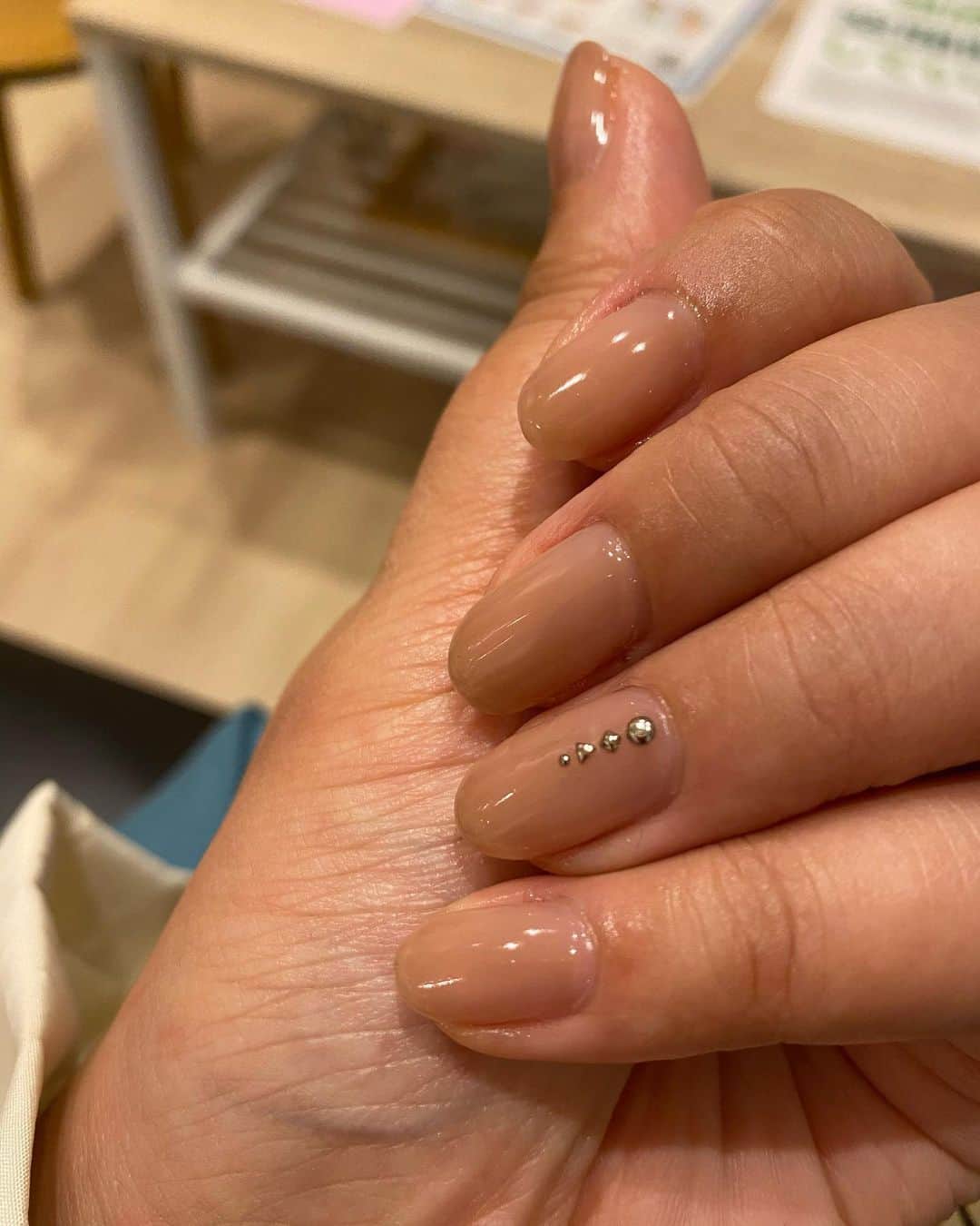 璃央じゅんのインスタグラム：「自動車学校の合間に…💅 そろそろお稽古も始まるのでまずは落ち着いた色を☺️🌸 . . . #ネイル #ジェルネイル」