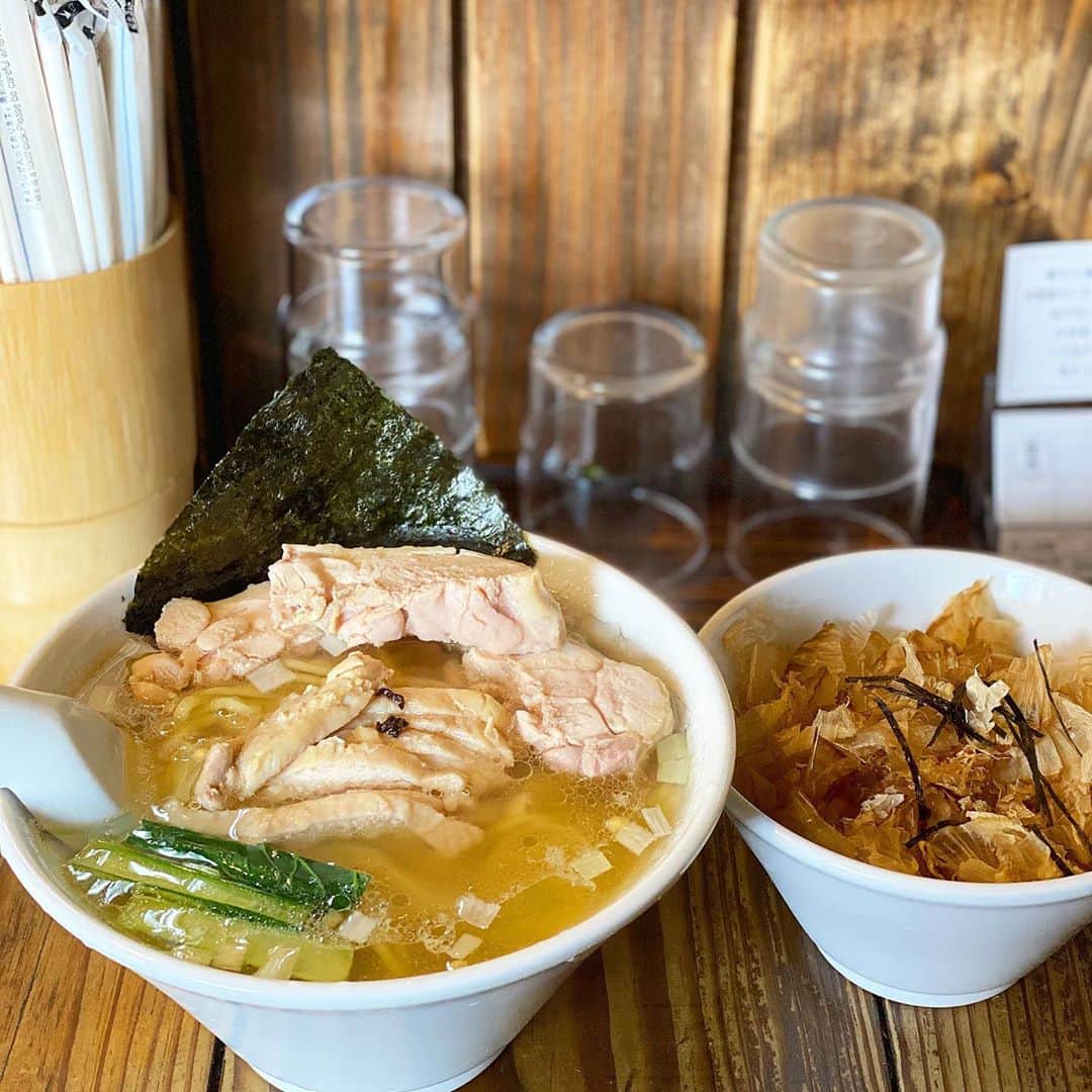 ロシアン佐藤のインスタグラム：「昆布塩ラーメンマニッシュ  会社から近いのでよく行きます🙆  この前はラーメン大盛りに肉増ししてスープひたひたになりました🙋🙋🙋(笑)  鶏チャーシューもりもり！  とにかく出汁が好きなんだー🧍❤️  #ramen #ラーメン #昆布塩ラーメンマニッシュ #mannish #noodles #ロシアン佐藤 #麺スタグラム」