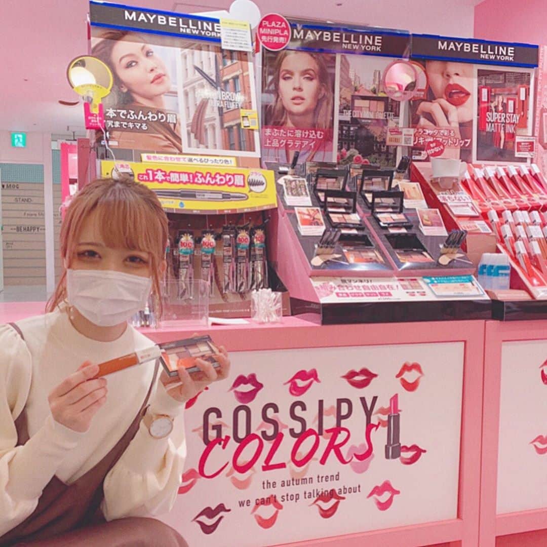のインスタグラム：「. ＼💎メイベリン💍／  今回はメイベリンの #落ちないリップ とアイシャドウパレット をスウォッチしながらレビューしてみました🙌✨  《SPステイ マットインク💄》  驚きのキープ力で塗りたての仕上がりが落とすまで続く最強のマットリップ...!  塗った後2～3分乾かすことでピタッと唇に密着して、コップやマスクにも色が着かないのでマスクを着けることが多い今、とても重宝するリップだと思います！✨  高発色でアプリケーターが細くスーっとムラなく塗れるので細かいところまでしっかりフィットしてくれます◎  塗るだけで一気に華やかな印象にしてくれる 彩度高めなカラーから、深い上品なカラーまで幅広いバリエーションなのでメイクするのが楽しくなります...! 💍  80  290	NEW  117  285 	NEW  135  130  295 	NEW  －－－－－－－－－－－－  《シティミニパレット》  ニューヨークの街並みをイメージしたカラーバリエーションになっていて、質感もカラーによって違うのでよりアイメイクを楽しめるアイシャドウパレットです🌃  6色入りですがコンパクトでチップとブラシまで入ってるので持ち運びにもピッタリです！  BR-1【ルーフトップブロンズ】  全体的に落ち着きのあるゴールドイエロー系のカラーにダークブラウンが入ったオールシーズン使えるアイシャドウパレット👑  ラメも派手過ぎず上品な輝き方なので場所や人を選ばず使えて、グラデーションの作りやすさNO.1の配色だと思います◎  BR-2【フィフスアベニューサンセット】  温かみのある赤みブラウンとヌーディーなベースカラーでまとめられたゴールドラメがかわいいアイシャドウパレット🍒  実際肌に塗ってみると肌の黄色みが合わさってより肌にじゅんわり馴染むコーラルレッドのような発色になります！ ベースとしてヌーディーなカラーが入っているので、肌に溶け込むようなワンランク上のアイメイクになります..!  PK-1【ダウンタウンサンライズ】  鮮やかなピンクに、ラメがぎっしり入ったシルバーカラーやしっかり目元を引き締めてくれるマットカラーで質感まで楽しめるアイシャドウパレット🌸  ピンクカラーに大き目なゴールドラメが合わさって子供っぽくならない大人可愛いを詰め込んだ配色だと思います！ 質感の違う6色が入っているので質感を使い分けることで目に立体感が出てグッと上級者のようなアイメイクになります。  PK-2【ウエストサイドローズ】  メインのローズカラーを中心にベージュ系で大人っぽいアイメイクが完成する華やかなアイシャドウパレット🥀  ローズカラーをメインとしても使っても可愛いですが、肌馴染みのいいベージュをベースに、ポイント使いでローズカラーを使うことでよりお洒落でいつもとは少し違った雰囲気のアイメイクが完成します!  －－－－－－－－－－－－－－－－－－  10月9日（金）～10月29日（木）まで「PLAZA・MINiPLA(※アウトレット店舗を除く)では、人気ブランドのカラーメイク製品が展開されるGOSSIPY COLORSのイベントが開催！🎉  今回レビューした「SPステイ マットインク」や「シティミニパレット」など秋メイクにぴったりのコスメが大集合。  しかも、PLAZA PASS会員なら、期間中にPLAZAでお買い物をすると「アイ+リップ メイクアップ リムーバー」(サイズ40ml)が先着でゲットできちゃう特典も…！🎁  ぜひPLAZAに行ってみて欲しいです🙌  All Contents From：Liii▷ ﻿*投稿文章の一部に修正を加えています。⠀﻿  #PR_メイベリン ⠀﻿ #lipscosme #メイベリン #落ちないリップ #SPステイマットインク #シティミニパレット #PLAZA #コスメ #コスメマニア #コスメ紹介 #コスメレポ #コスメ好きな人と繋がりたい #コスメレビュー #コスメ垢 #コスメオタク #コスメ大好き #おすすめコスメ #コスメ部 #コスメ好きと繋がりたい #コスメ記録 #コスメ情報 #愛用コスメ #モテコスメ  #トレンド #プチプラコスメ #女子力アップ #コスメレポ #マスクメイク」