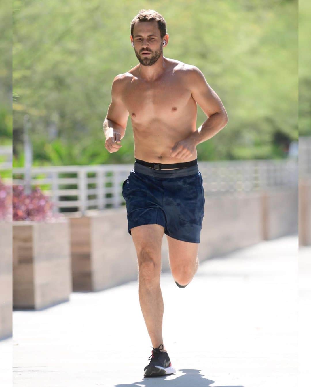 Just Jaredさんのインスタグラム写真 - (Just JaredInstagram)「The Bachelor’s @nickviall kicks off his day with a shirtless run! #NickViall Photos: Backgrid」10月8日 13時21分 - justjared