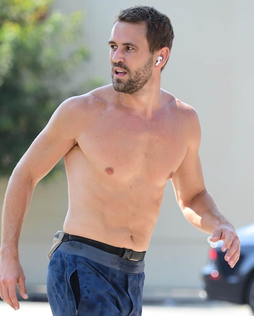 Just Jaredさんのインスタグラム写真 - (Just JaredInstagram)「The Bachelor’s @nickviall kicks off his day with a shirtless run! #NickViall Photos: Backgrid」10月8日 13時21分 - justjared