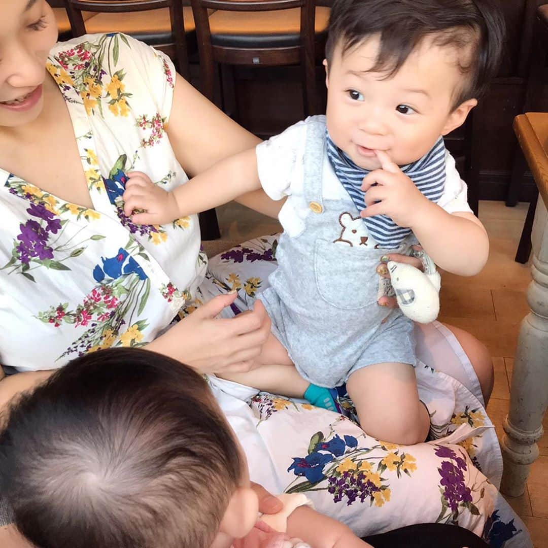 世手子さんのインスタグラム写真 - (世手子Instagram)「I went to a hamburger shop with babies(●°а°●)ﾊﾞﾌﾞ It is a meeting of 5 months old and 10 months old(*´◒`*) It was a hamburger shop where moms can relax🐣🐣🐣 ひっさしぶりにミサミサに会えた✨✨ #ちびみさ と #寿司太郎 初対面(￣∀￣) #生後5ヶ月 と #生後10ヶ月 の出会いw 大好きな #テディーズビガーバーガー に #テディーズビガーバーガー公式アンバサダー として行ってきたよ(*´∇｀*) お気に入りの #サラダバーグ でまったり #ママランチ w まさかこんな日が来るとはwww 119年連続ハワイBESTバーガー受賞中の #teddysbiggerburgersjapan 🏄‍♀️ ママに優しいお店です(°▽°) 息子は自分よりちっちゃいちびみさにちょっかいだしてお調子者でした💦 こらー！o(｀ω´ )o ★お得な #キャンペーン も開催中だよ(๑╹ω╹๑ ) @teddys.kohoku をフォロー+この投稿を店頭で提示すると、ドリンクが1杯無料(サイドメニューを除くフードご注文時に限る)  フォロー+いいねで豪華商品が当たる！ 日本で楽しめるハワイはここだ🌺 ママランチはここで定番になってきたww 是非行ってみて✌︎('ω')✌︎ #グルメバーガー  #港北テイクアウト #ハワイハンバーガー #通販 #フードトラック #港北カフェ #港北ランチ #港北 #ママアンバサダー #ハワイ好きな人と繋がりたい #ハワイアン料理 #ハンバーガー部 #ハンバーガー大好き #ハワイ大好き #ハワイ限定 #ハワイ料理 #港北ランチ #港北カフェ #ハンバーガー好きな人と繋がりたい #こどものいる暮らし #男の子ママ」10月8日 13時24分 - rojide