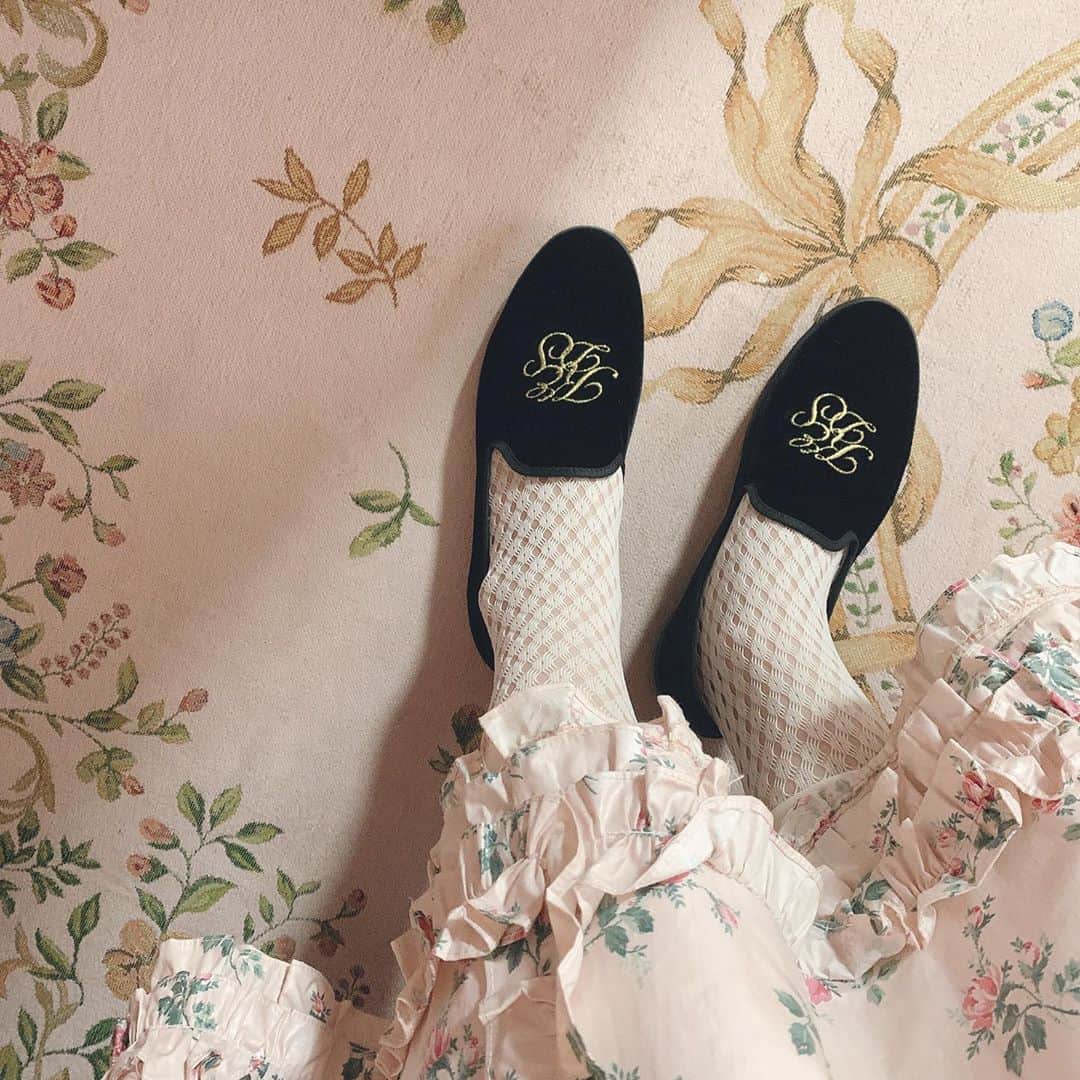 酒元麻衣（まいへー）のインスタグラム：「可愛い靴買ったよ🩰🖤 一目惚れして、でも一回悩もうと思って買わずに家帰って2週後にもう一回見に行ってやっぱり可愛いなぁと思って買ったの🤣笑 Velvetにゴールドのロゴが可愛い🤍🖤 私は知らなかったんだけど、kedsっていうスニーカーブランドみたい🐇 #shoes#vintageootd#30sdress#1930sfashion」