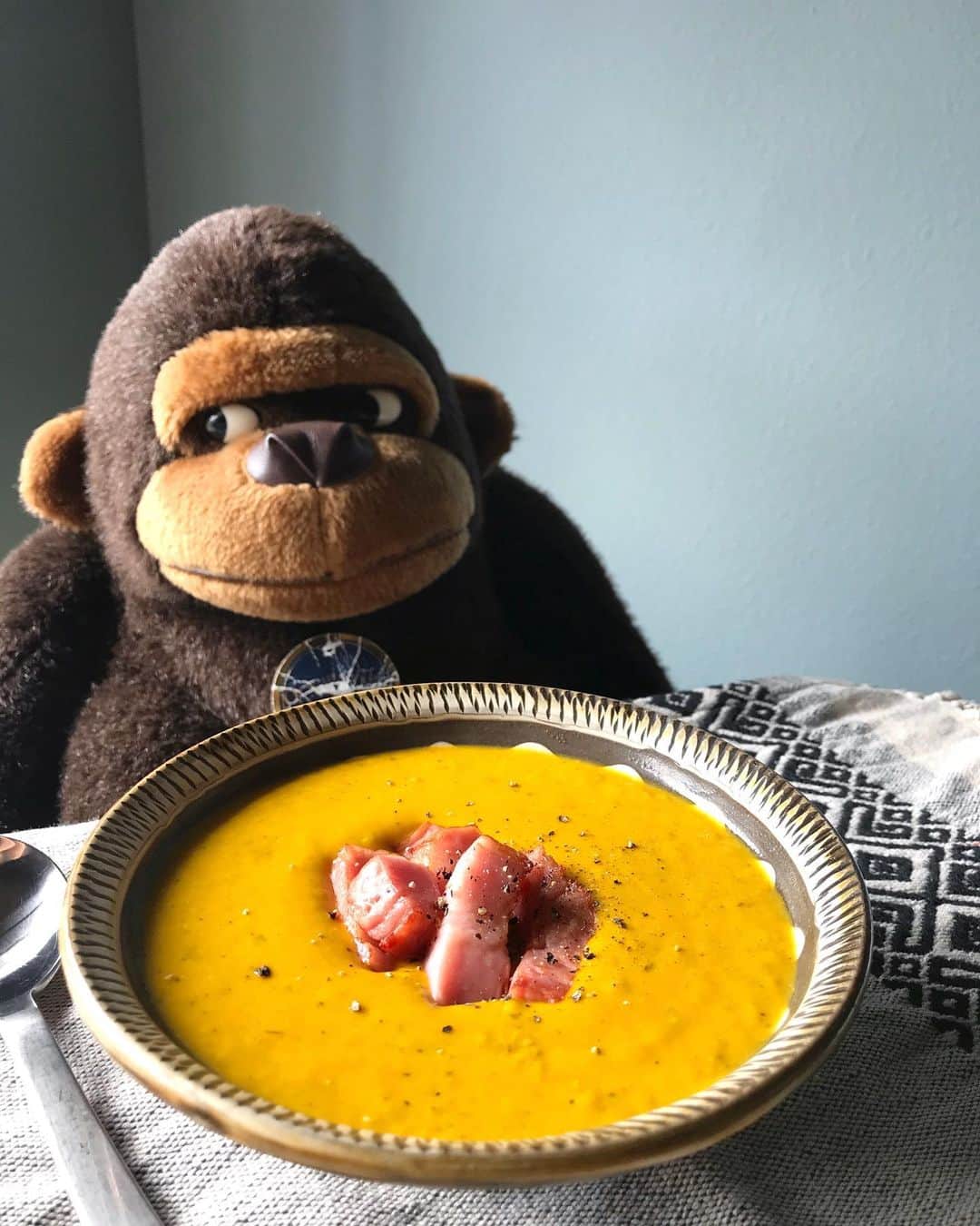 アヤメのインスタグラム：「Disguised as gorilla🎃👻🦍 #halloween 青み強めの日 @farrowandball #青緑 #秋の味覚 #かぼちゃスープ #同じメニュー #鍋いっぱいに作った #farrowandball #homedecor #goribothegorilla #小鹿田焼 #lovelycolorfood」