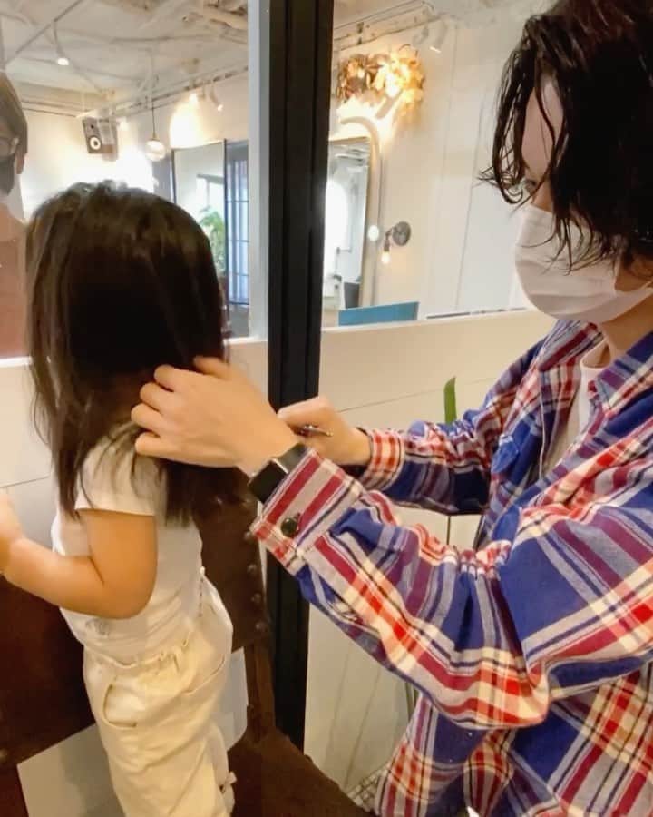 &mのインスタグラム：「先日、おてんば娘を一生懸命カラー、カット💇‍♀️してくれた中根くん🤍 もうすぐ静岡に行ってしまうから寂しい🥺 #2yearsold」