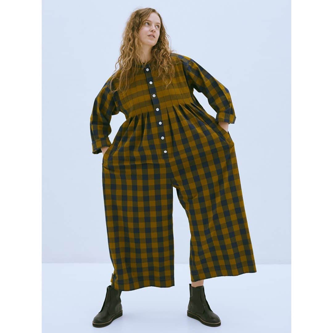 ネ・ネットのインスタグラム：「ネ・ネット 2020 Autumn/Winter Collection の新作が好評発売中です。また10月7日(水)～11日(日)の期間は、A-net Membership のポイントが5倍となります。ぜひ、この機会にご利用ください。﻿ ﻿ ■GINGHAM TUCK﻿ 表面に細かいシボ感のある独特な風合いを出した着心地のいい綿素材でつくったビッグギンガムのアイテム。長袖シャツタイプのオールインワンは、前後ともギンガムチェックの柄に合わせてたたむことで上半身はボーダー柄に変化し、たっぷりと生地分量のあるシルエットをひきしめ、他にはない1着に仕上げました。 裾についたタブでパンツ部分のシルエットをアレンジでき、さらにベルトでウエストマークすればボリューム感も調節できて、自分なりの着こなしが楽しめるアイテムです。 ﻿ ﻿ ■Né-net STAMP CARD CAMPAIGN■﻿ 9月・10月・11月それぞれの対象期間中に、Né-netの商品を¥20,000(税抜)以上お買い上げで 1 スタンプを、押印させていただき、スタンプ 1 個、もしくはスタンプ 3 個で、オリジナルノベルティをさしあげます。10月の押印期間は、10月7日(水)〜11月10日(火)です。ノベルティのお渡しは発行店にて、2020 年 12 月頃を予定しております。﻿ ﻿ #ネネット #nenet #新作 #new #autumn #winter #2020 #collection #fashion #tokyo #wool #gingham #check #ギンガムチェック﻿」