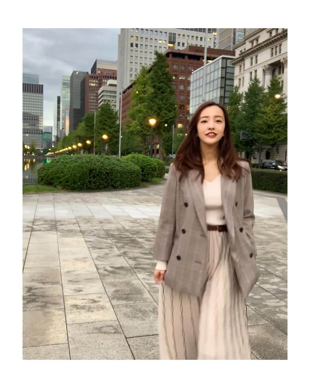 板野友美さんのインスタグラム写真 - (板野友美Instagram)「👗👢 #jacket @fray_id  #knit  @u_by_spickandspan  #skirt @fray_id  #boots @miumiu  #fashion  #ootd」10月8日 13時43分 - tomo.i_0703