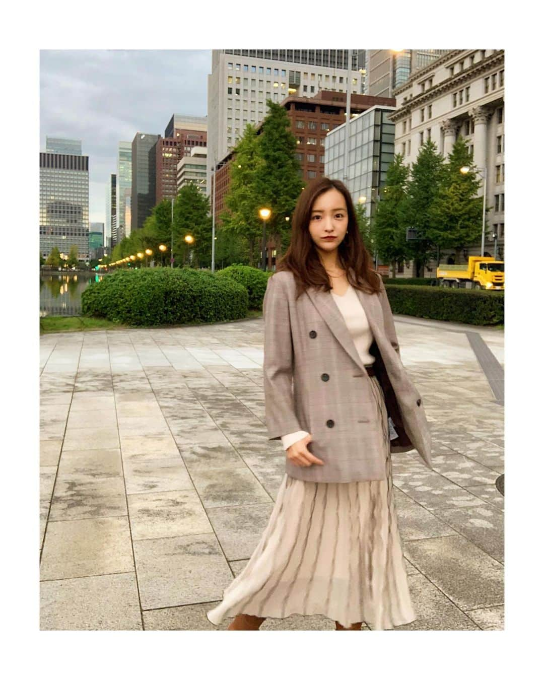 板野友美さんのインスタグラム写真 - (板野友美Instagram)「👗👢 #jacket @fray_id  #knit  @u_by_spickandspan  #skirt @fray_id  #boots @miumiu  #fashion  #ootd」10月8日 13時43分 - tomo.i_0703