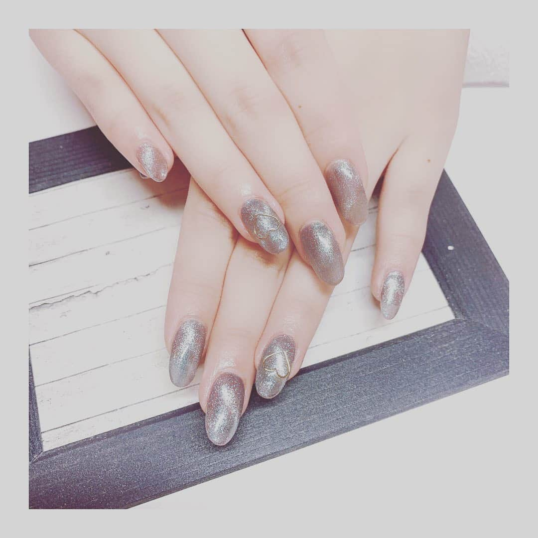 柳葉ころんさんのインスタグラム写真 - (柳葉ころんInstagram)「ベースは赤の青マグネットネイル！ #nailmonster  #ネイル #スターギャラクシーネイル  #マグネットネイル」10月8日 13時37分 - koronsuiclinic