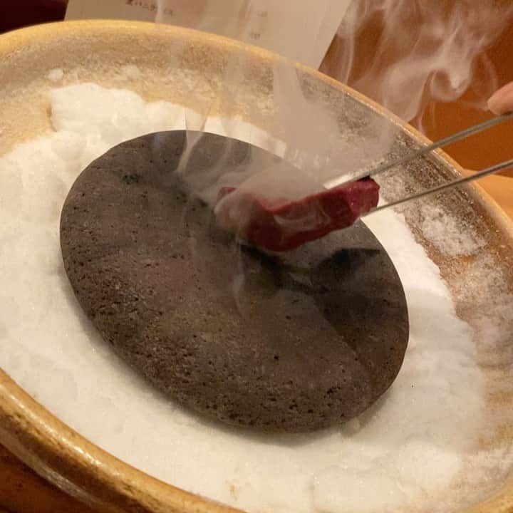 あろえグルメのインスタグラム：「🐬金舌　白金🌱 食べログ3.67 白金 ． あの焼肉キンタンの系列店！たぶん！笑 土鍋がたべたくてここにした🥺🍓最後の写真が土鍋のご飯でやっぱりめっちゃおいしかった🥺💖 あと肉寿司とかあって、ぜーんぶおいしかったしお店の雰囲気もおちついててgoodだった🍻 ３人家族がいて、その子供が親2人に囲まれて幸せそうに食べててなんか涙出たw🥺 ．  #イタリアン#東京グルメ#ディナー#東京観光#ピザ#カフェ#洋食#instagood#fff#lfl#インスタ映え #表参道カフェ#渋谷#青山#東京グルメ#カフェ巡り#焼肉#恵比寿#代官山#渋谷#東京グルメ#グルメ#グルメスタグラム#三軒茶屋#三軒茶屋カフェ#吉祥寺カフェ#吉祥寺グルメ#六本木#西麻布#六本木ディナー#コース料理#白金#白金ディナー」